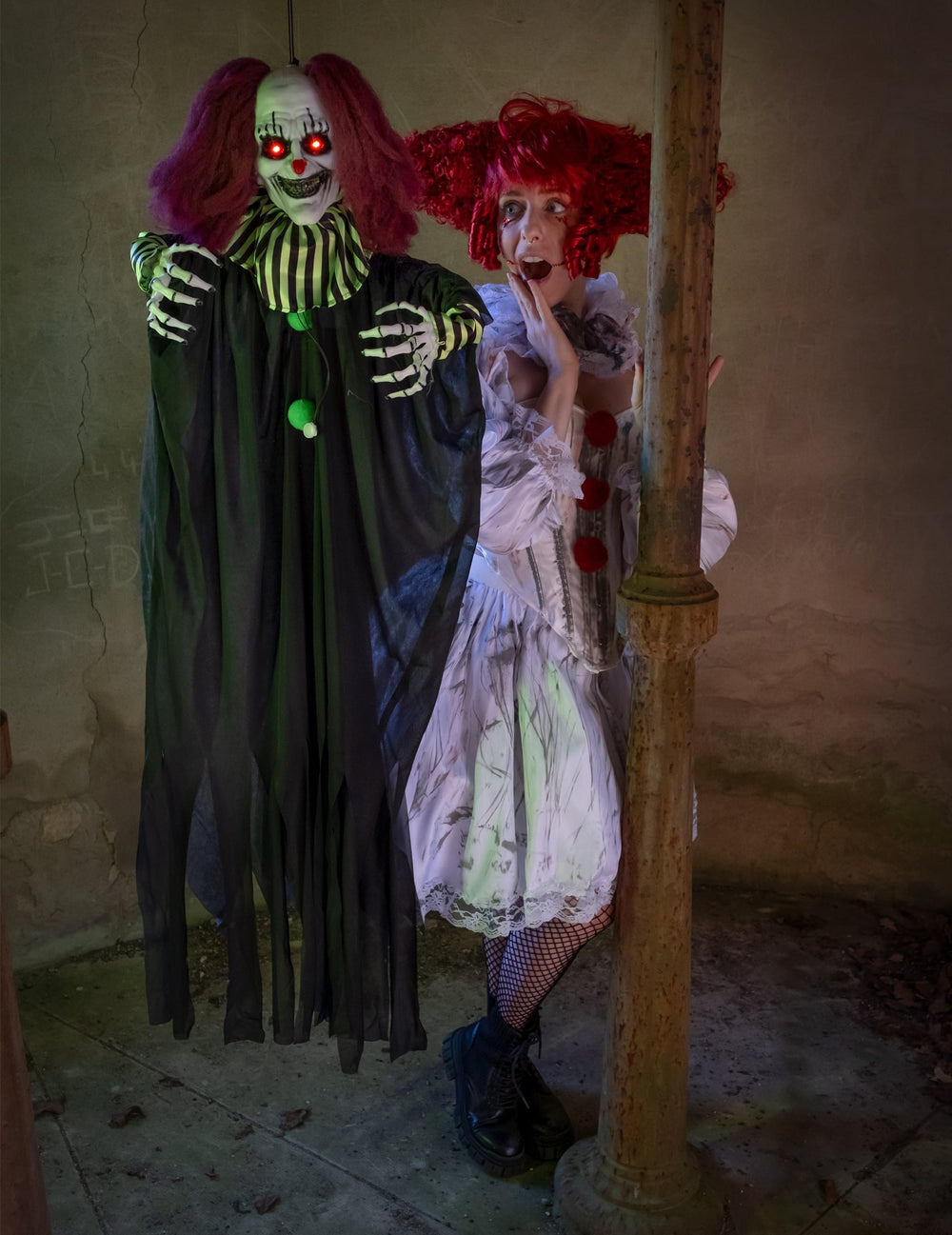 Décoration animée Clown Terrifiant pour Halloween suspendu noir et vert avec yeux rouges lumineux