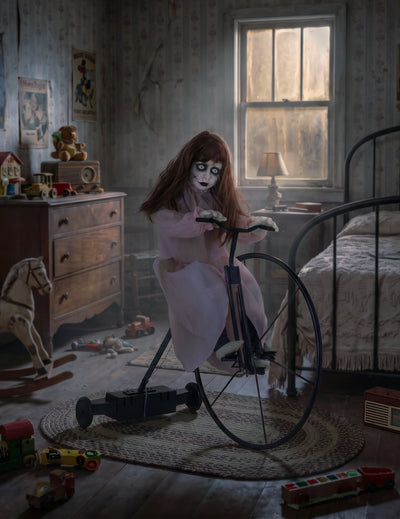 Animovaná dekorácia – posadnuté dievčatko na bicykli s pohybom 72 x 30 x 94 cm