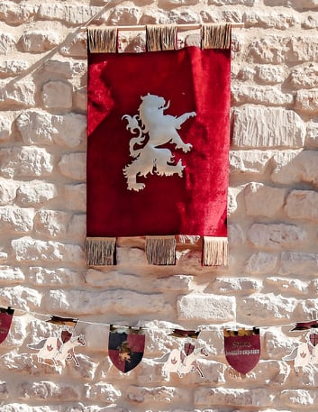 Bordeaux a zlatý zamatový náter Arms 50 x 80 cm