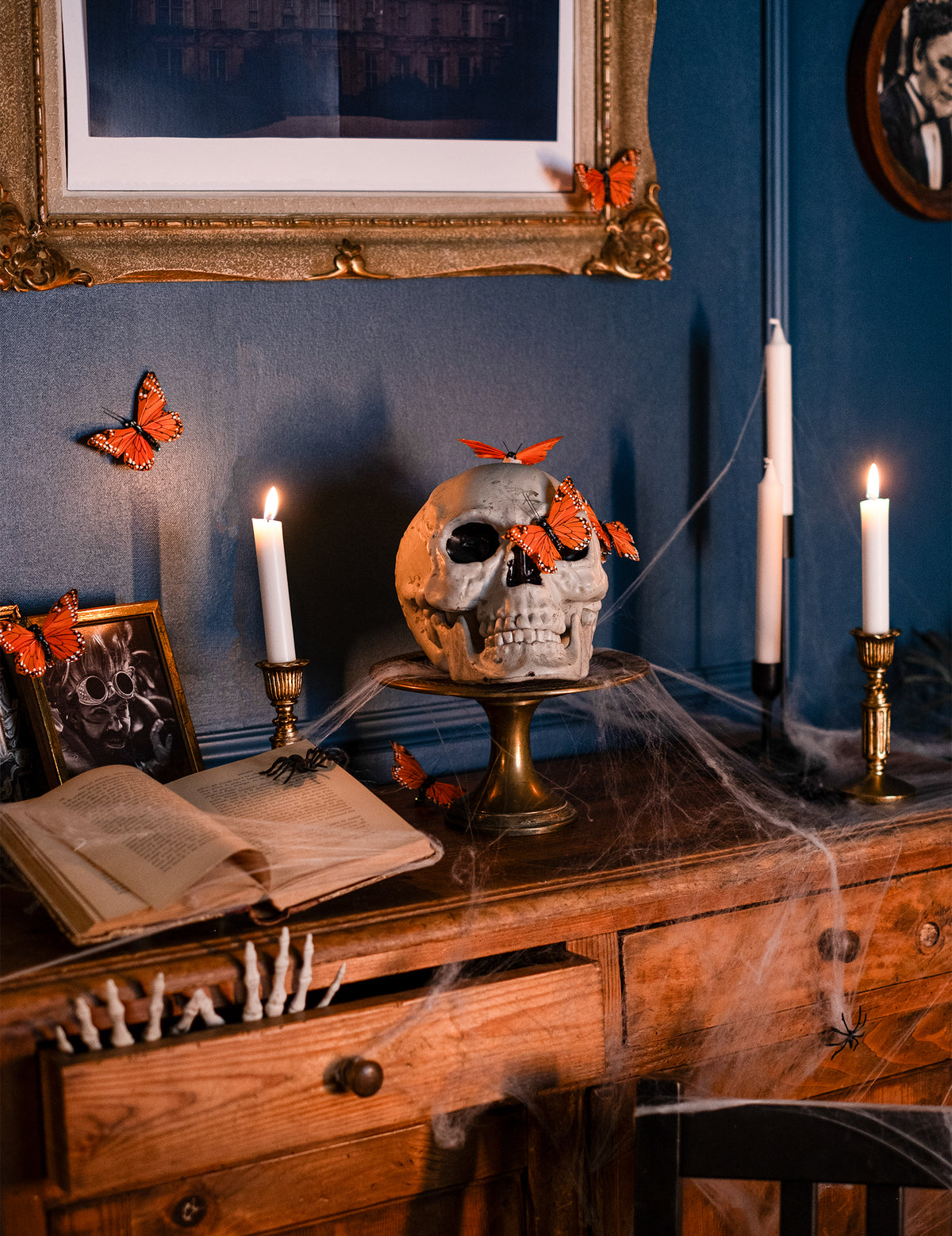Mise en scène avec papillons et bougies de la décoration crâne Halloween