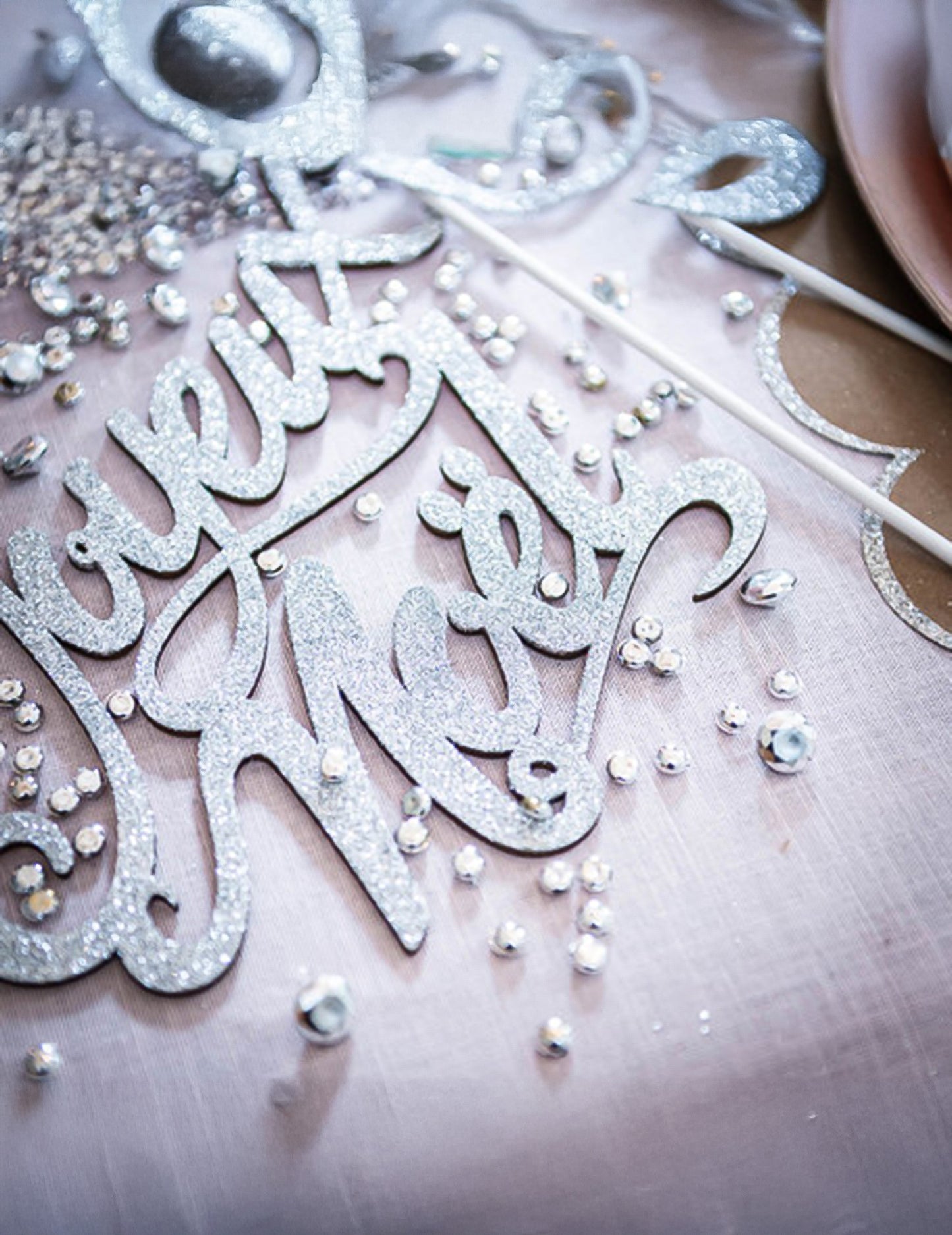 Drevená stolová dekorácia, Veselé Vianoce, strieborné trblietky, 19 x 20 cm slávnostný nápis