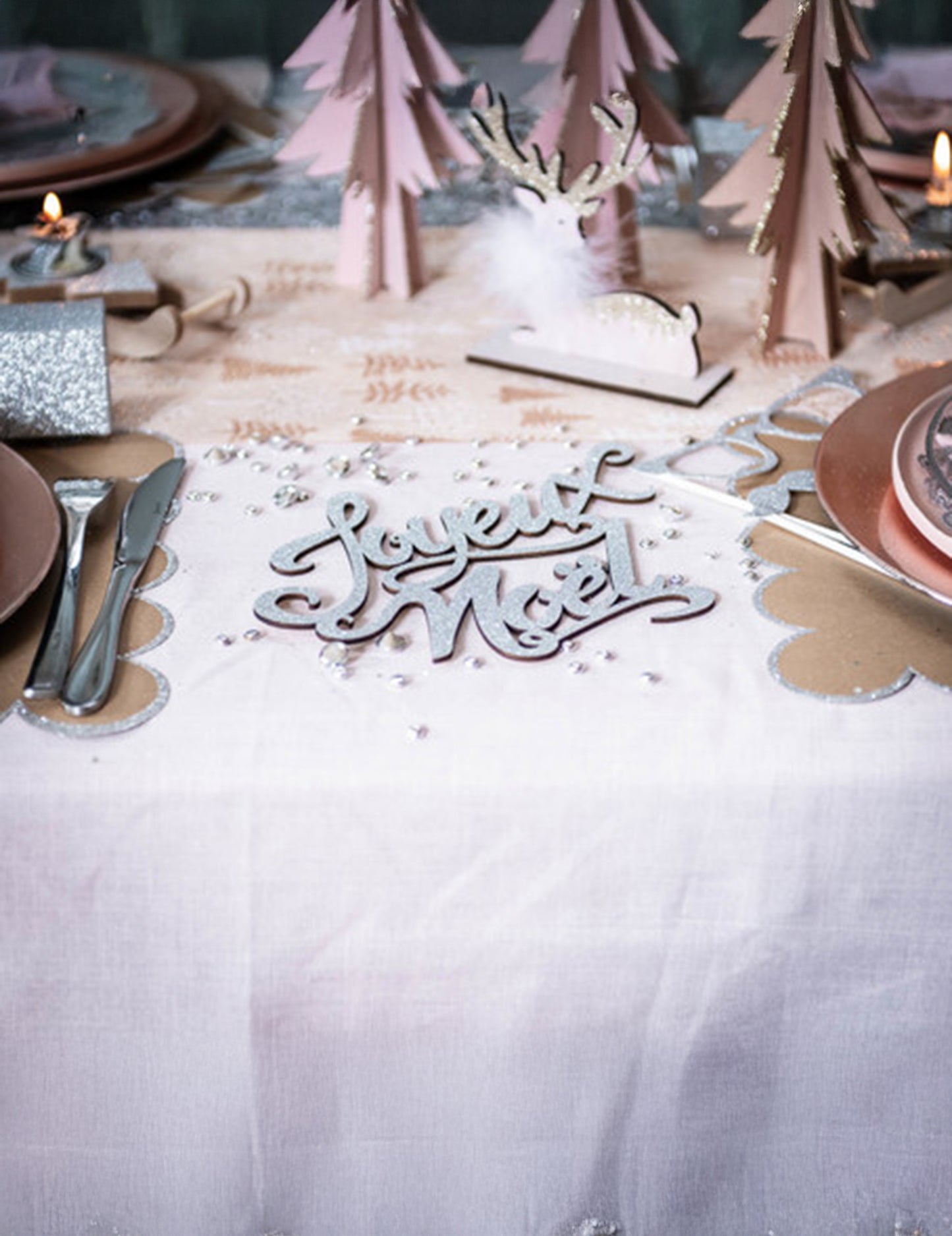 Drevená stolová dekorácia, Veselé Vianoce, strieborné trblietky, 19 x 20 cm slávnostný nápis