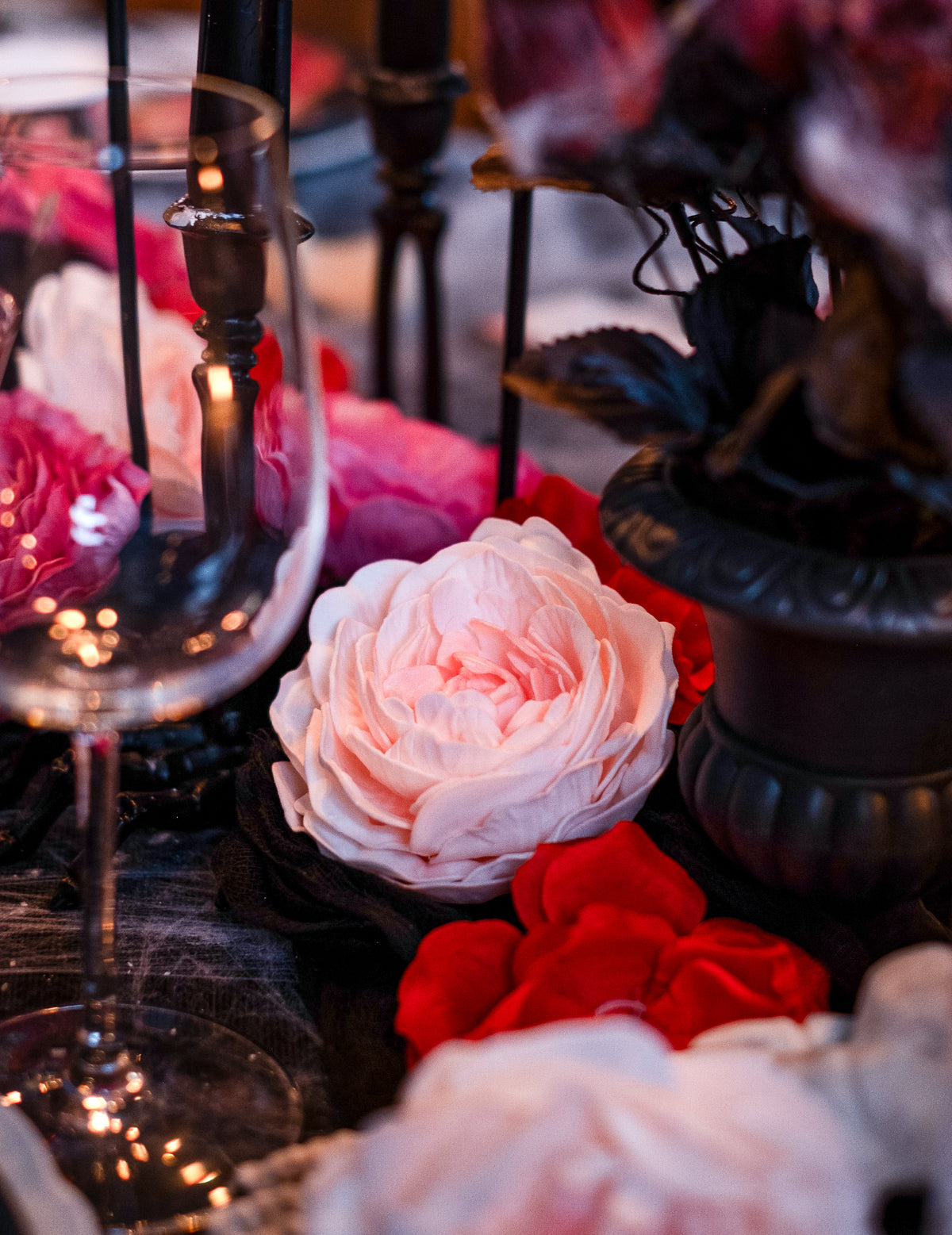 Mise en situation de décoration de table de la fleur artificielle rose ancienne