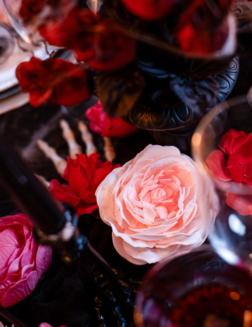 Gros plan sur la mise en scène avec squelette de la fleur artificielle rose ancienne