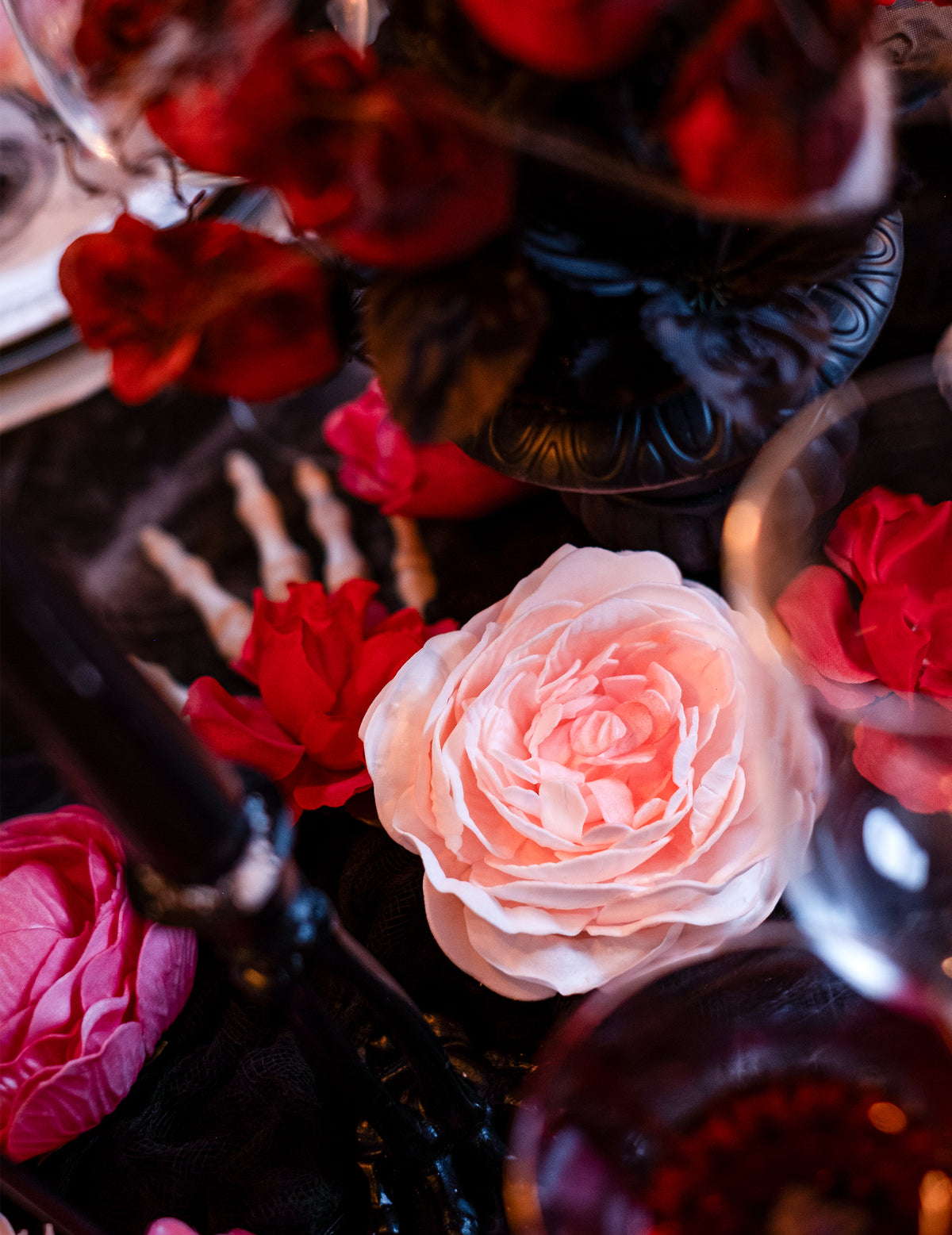 Gros plan sur la mise en scène avec squelette de la fleur artificielle rose ancienne