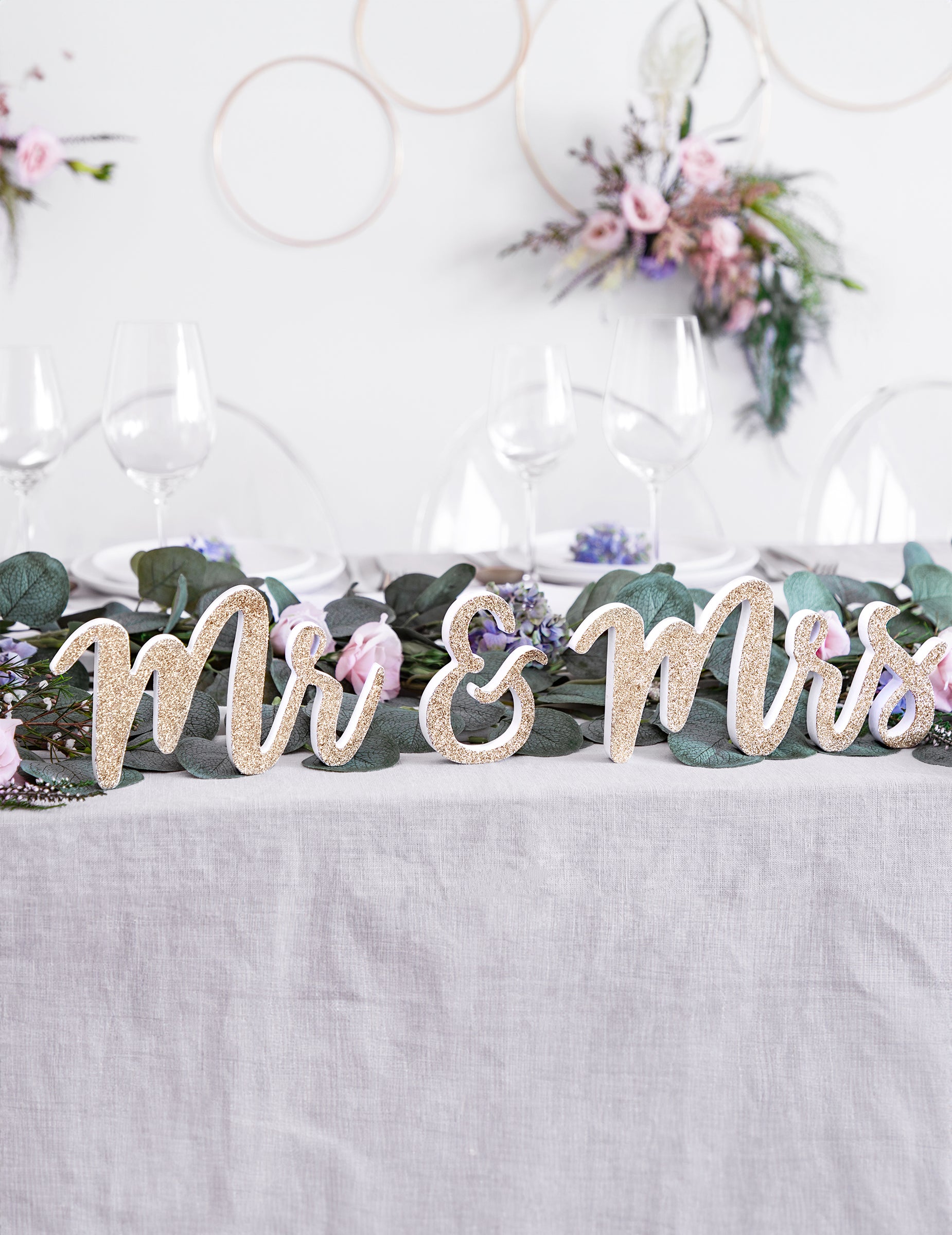 Mise en situation sur une table de la décoration en bois Mr et Mrs pour mariage