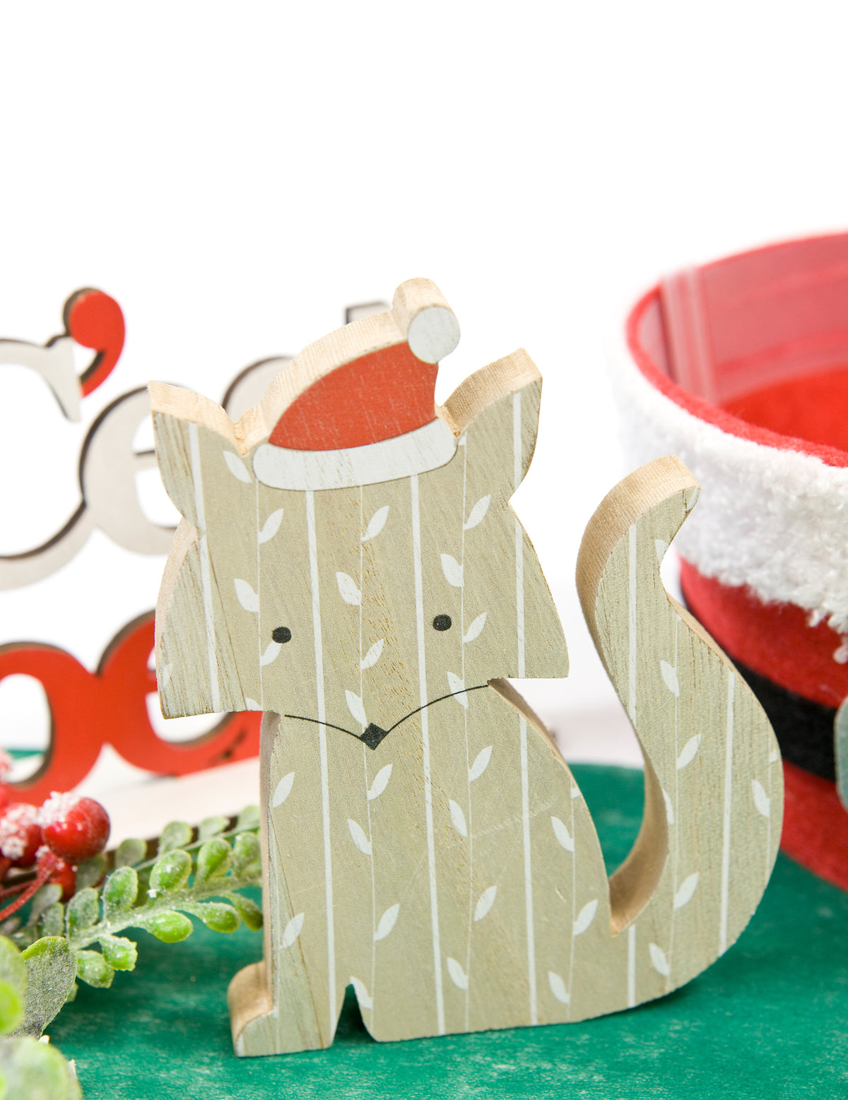 Gros plan sur la décoration en bois renard avec bonnet de Noël