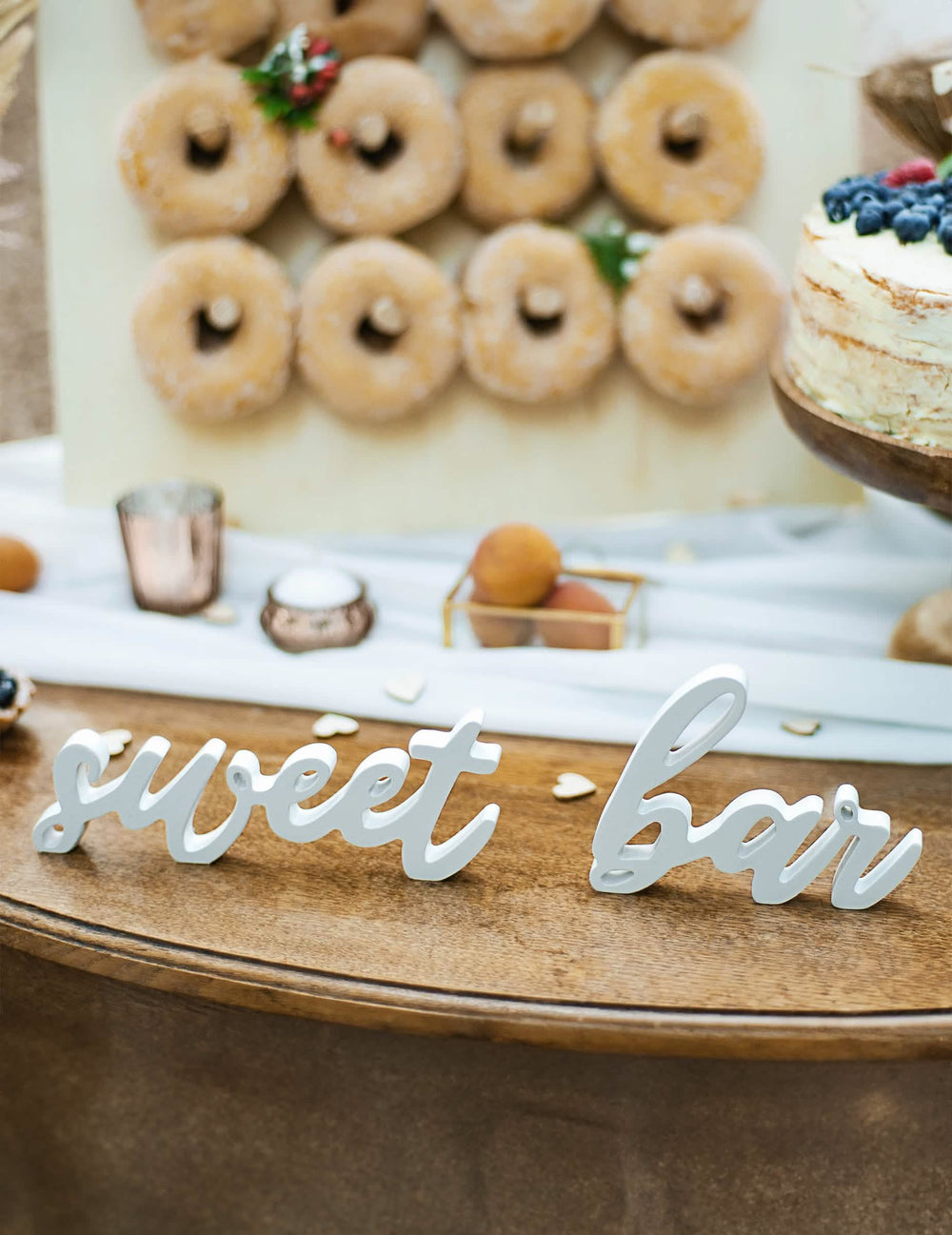 Detail na drevené písmená dekorácie sweet bar na svadbu