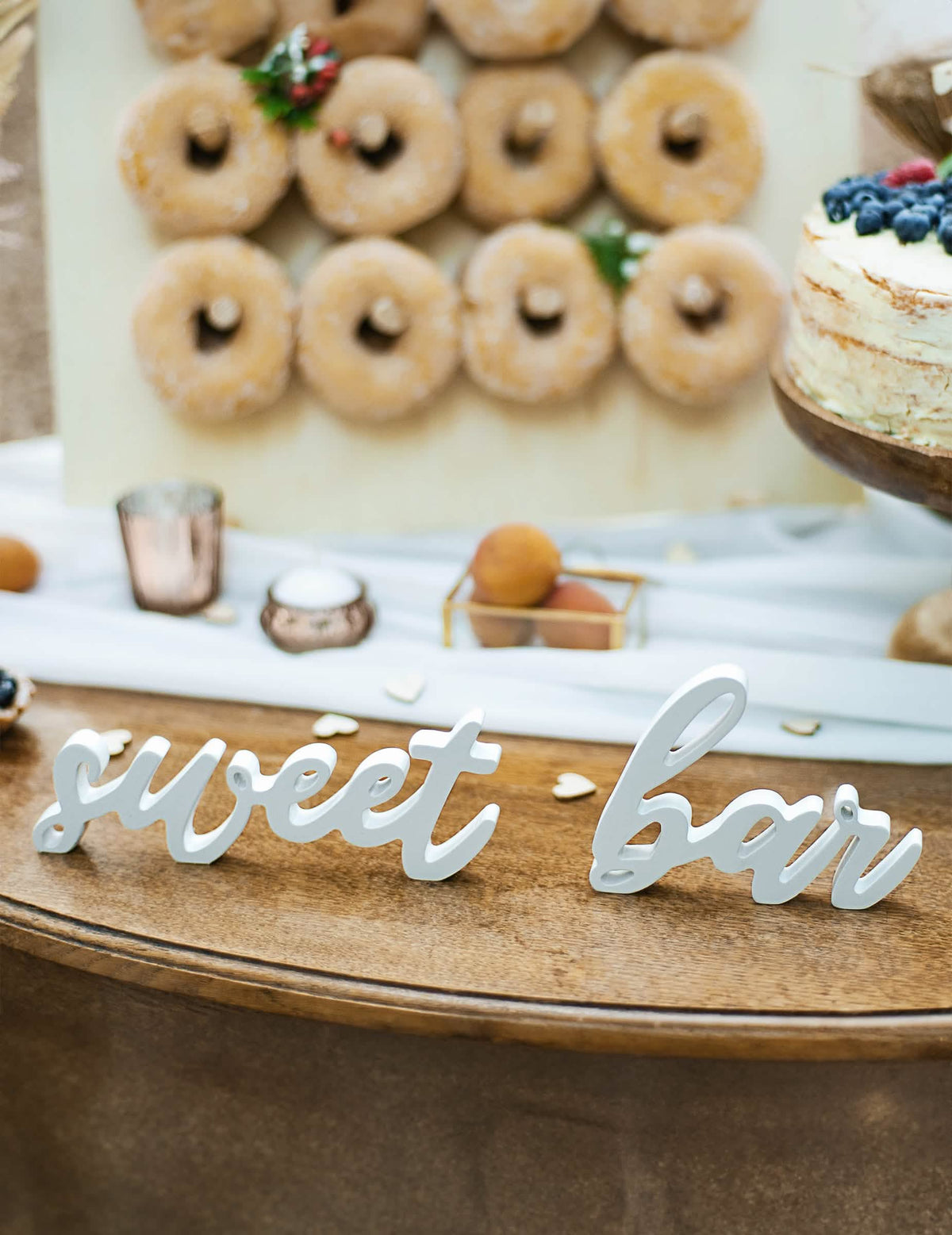 Detail na drevené písmená dekorácie sweet bar na svadbu