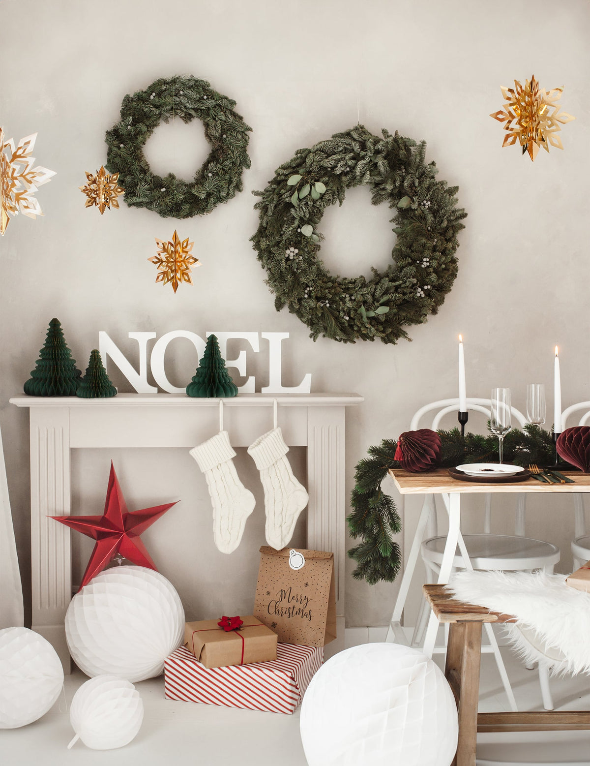Mise en situation sur une cheminée de la décoration en papier alvéolé sapin de Noël