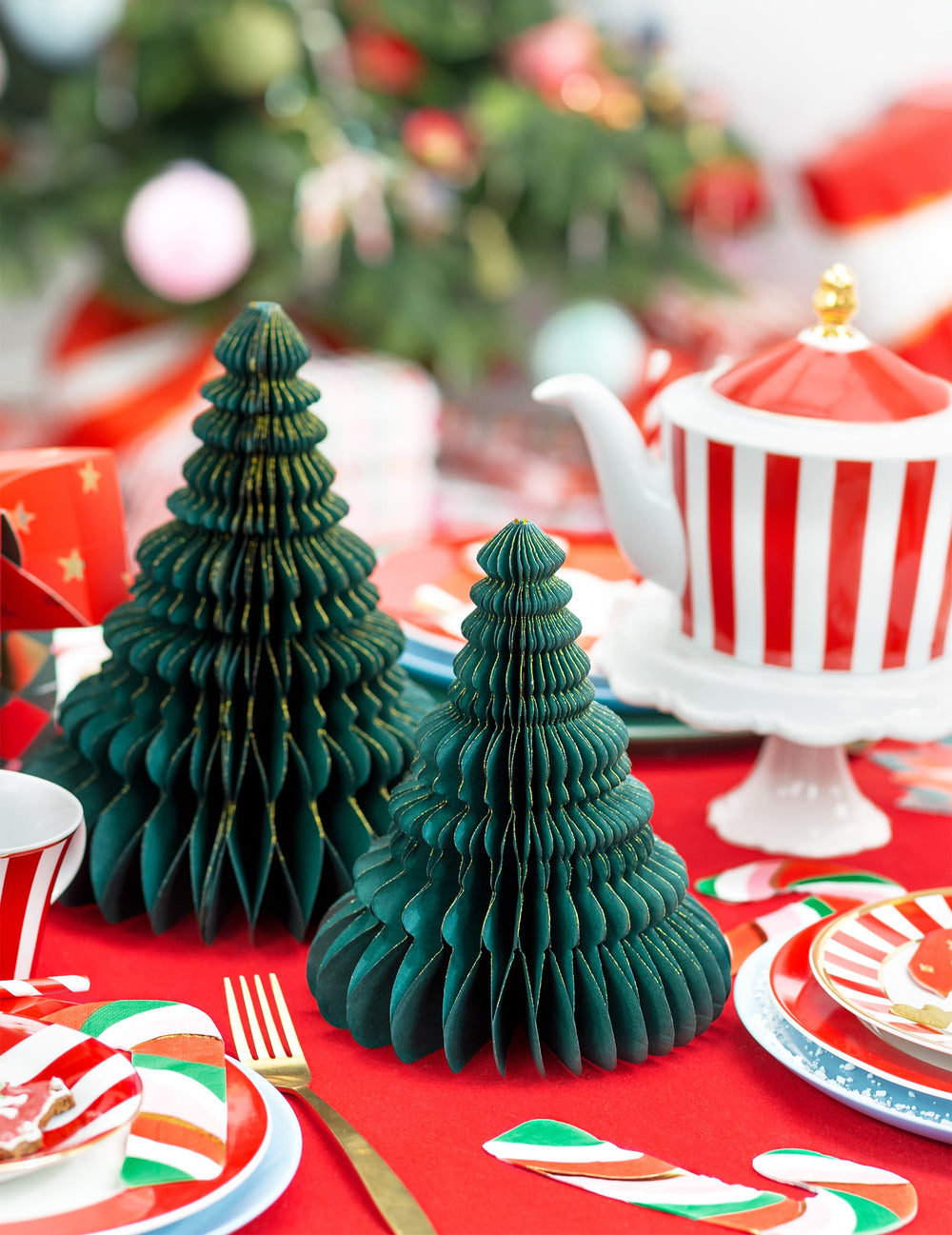 Mise en scène sur une table de fête de la décoration en papier alvéolé sapin de Noël