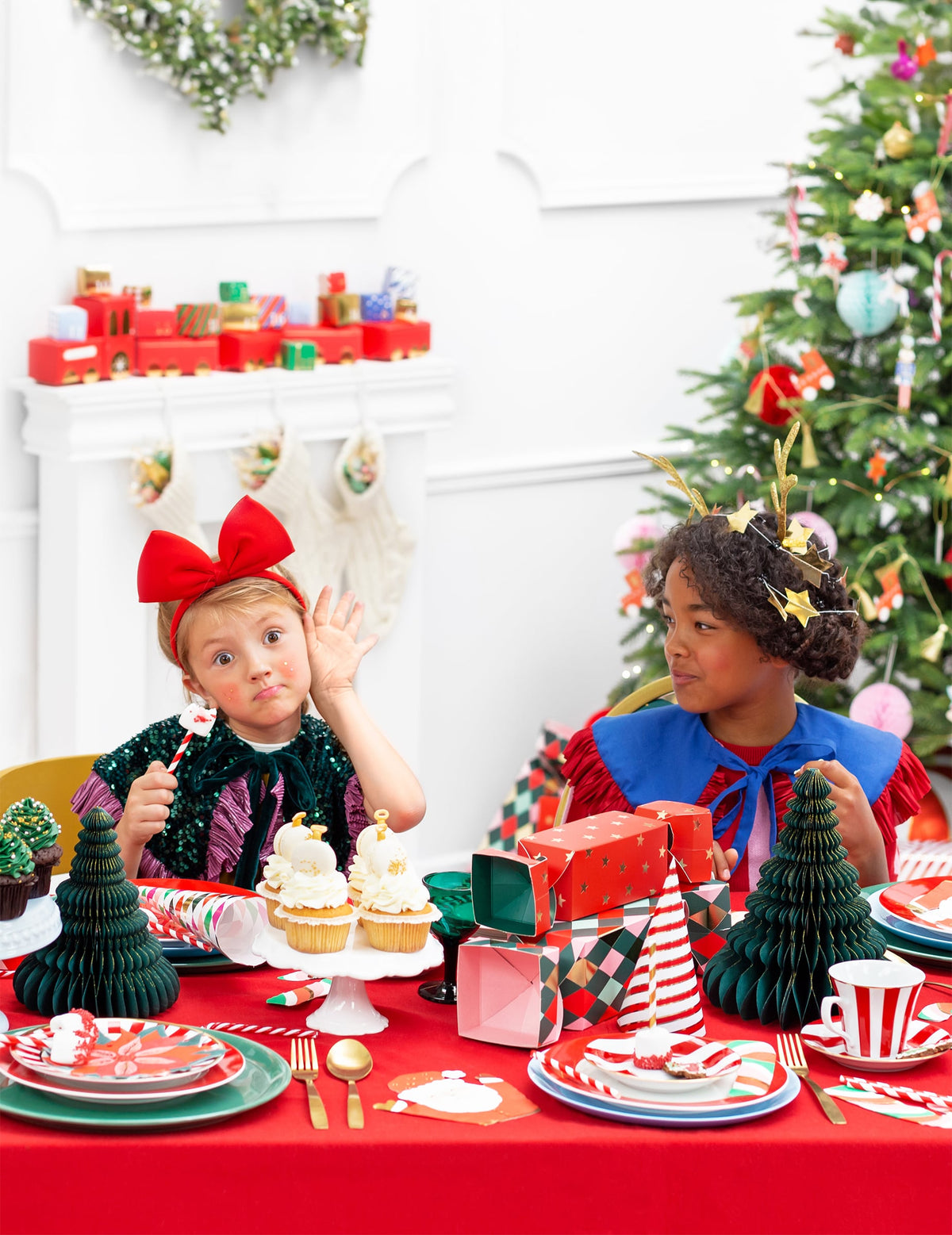 Mise en situation avec enfants de la décoration en papier alvéolé sapin de Noël