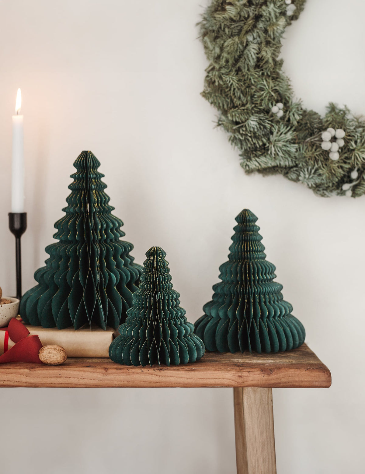 Composition de plusieurs modèles de la décoration en papier alvéolé sapin de Noël