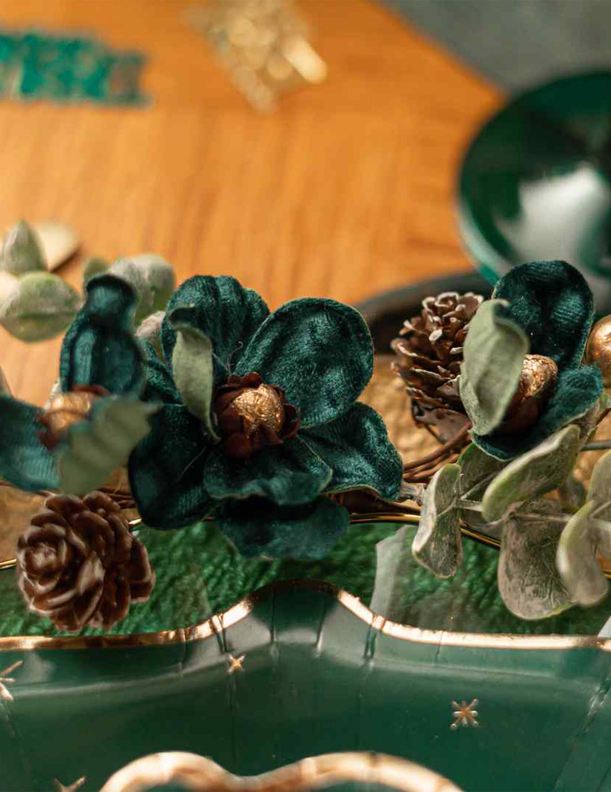 Décoration florale Élégance vert foncé et or 23 cm