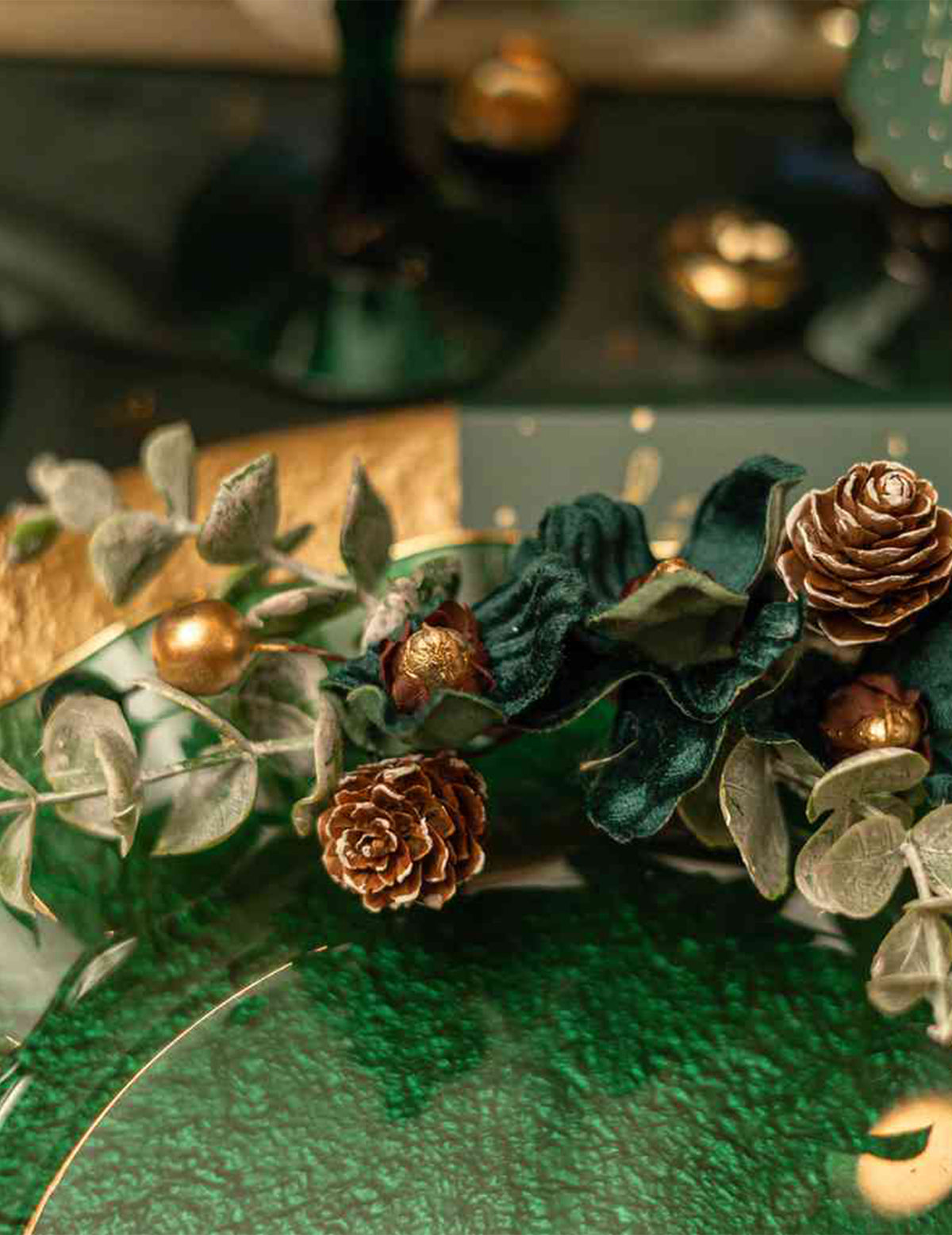 Décoration florale Élégance vert foncé et or 23 cm