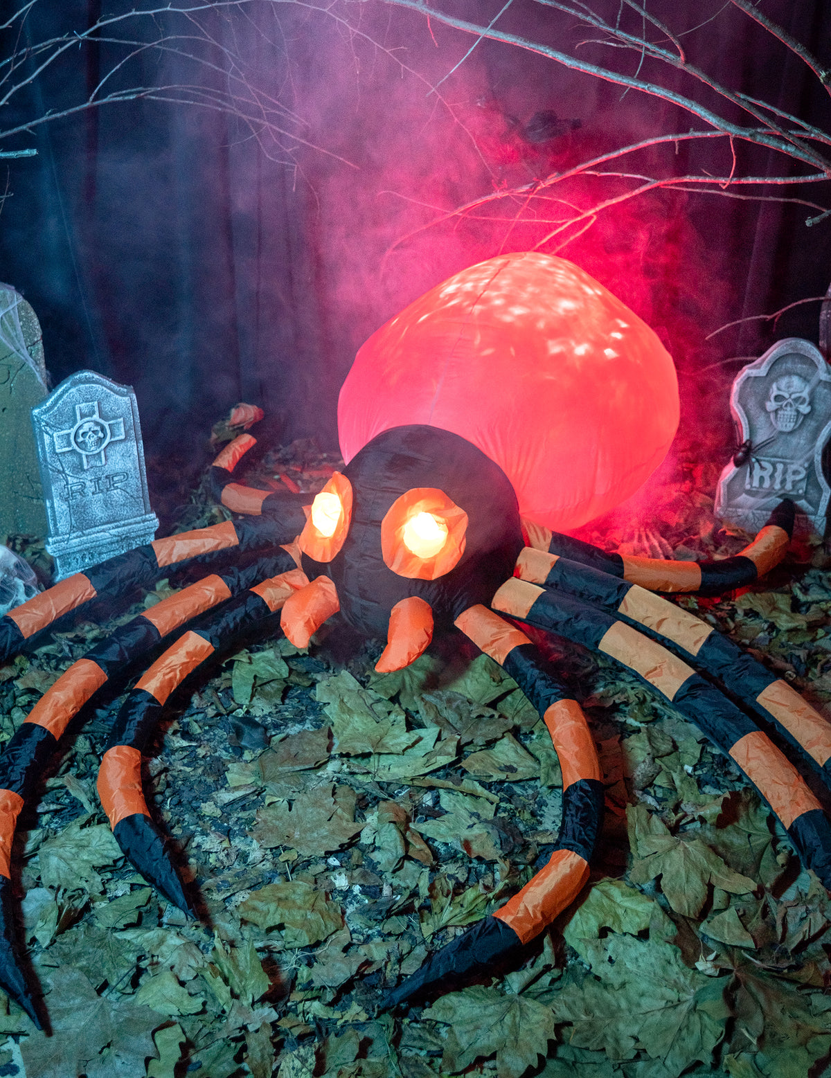 Détail des yeux et du corps lumineux de la décoration araignée gonflable pour Halloween