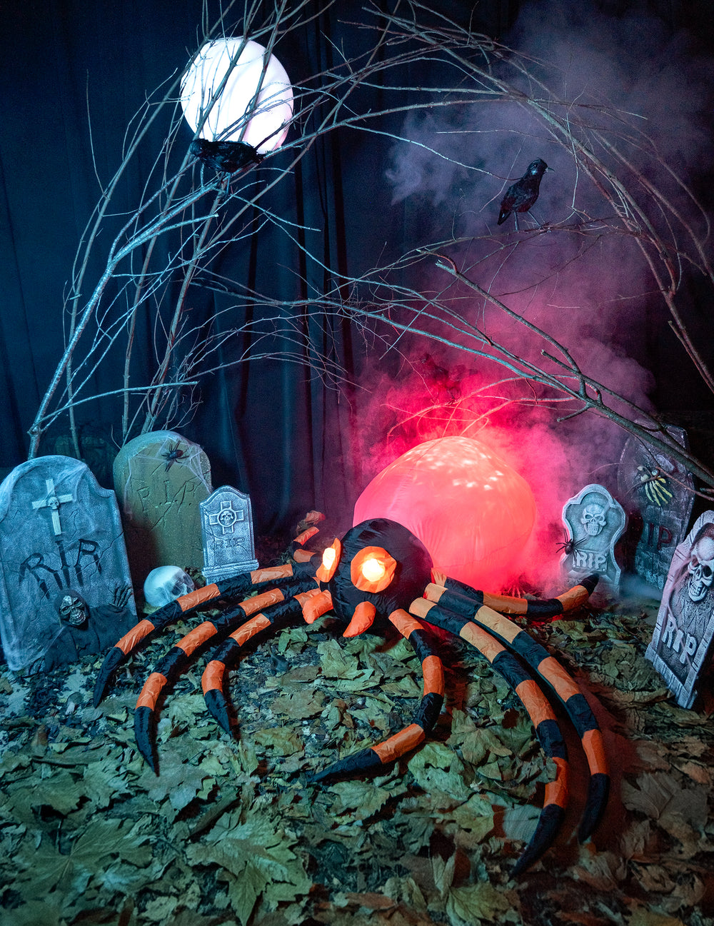 Mise en scène avec fumée et lumière rouge de la décoration araignée géante gonflable pour Halloween