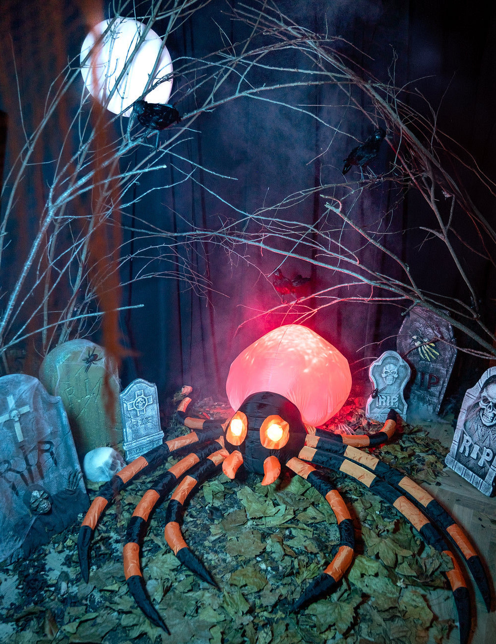 Mise en scène dans un décor de cimetière de la décoration araignée gonflable pour Halloween