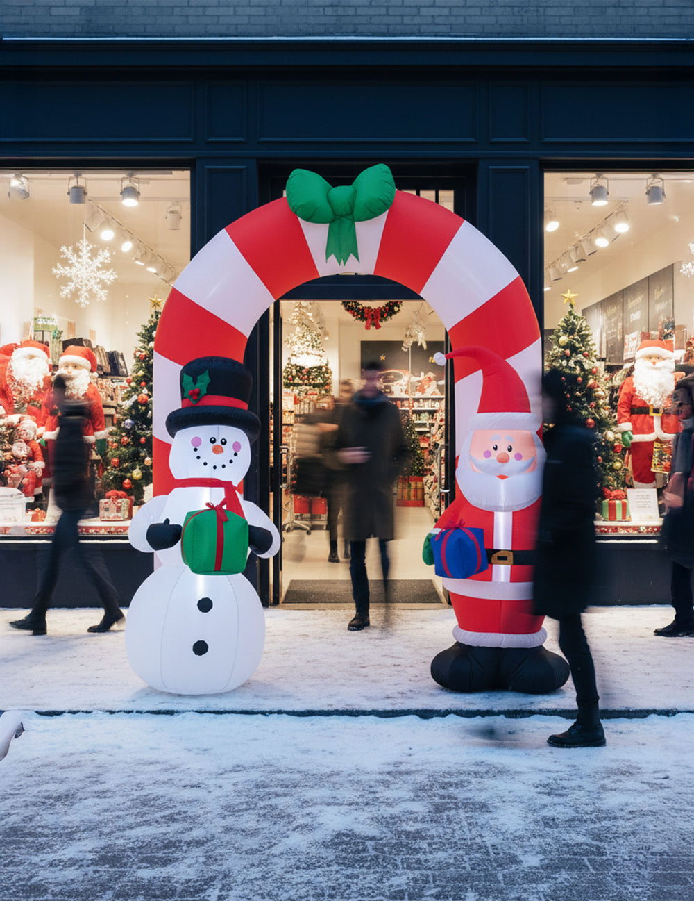 Mise en situation devant un magasin de la décoration gonflable lumineuse Arche de Noël avec Père Noël et bonhomme de neige