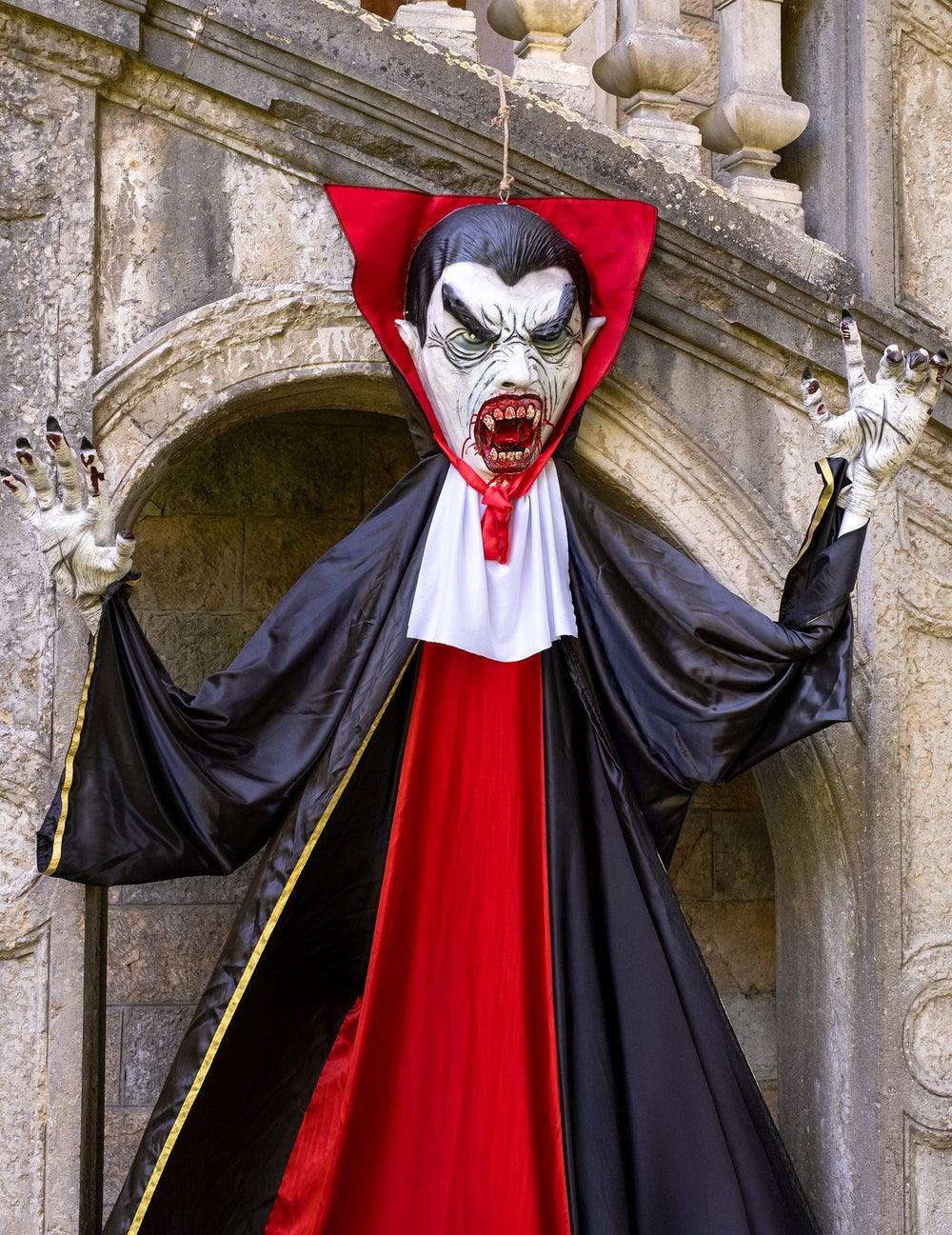 Gros plan sur le visage et les mains de la décoration géante de vampire suspendu pour Halloween