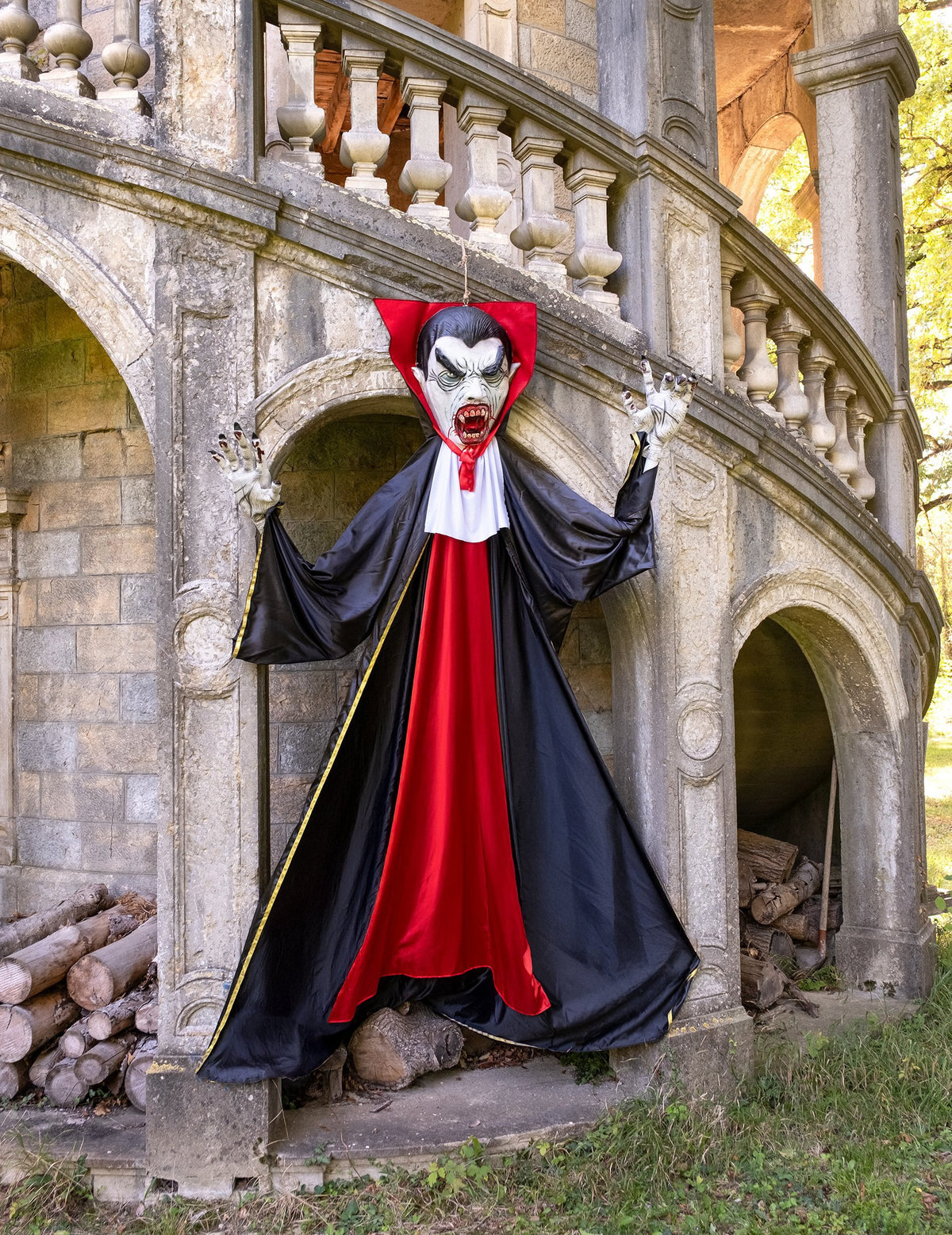 Vue d'ensemble de la décoration géante de vampire suspendu pour Halloween