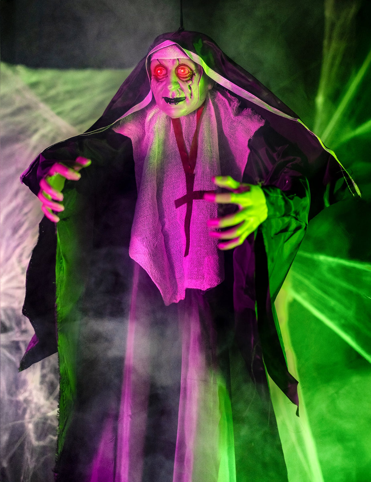 Ambiance avec éclairage vert et violet de la décoration lumineuse religieuse zombie