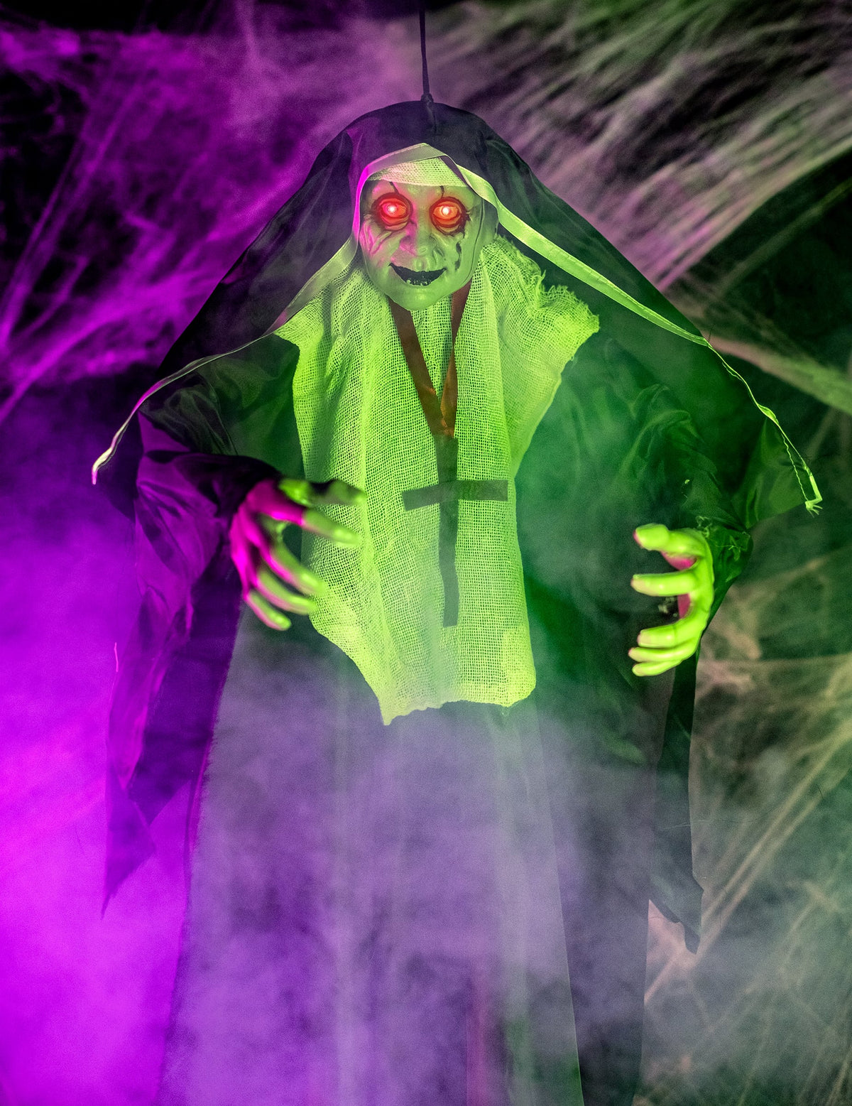 Gros plan sur le visage aux yeux rouges de la décoration lumineuse religieuse zombie