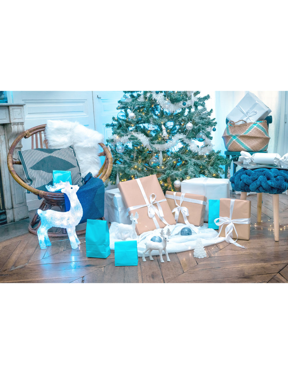 Mise en situation de la décoration lumineuse renne au pied du sapin de Noël