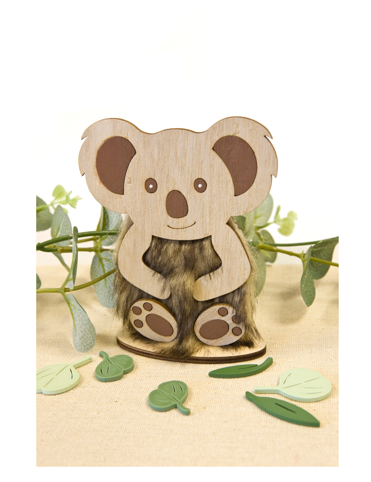 Mise en scène avec feuilles de la décoration petit koala