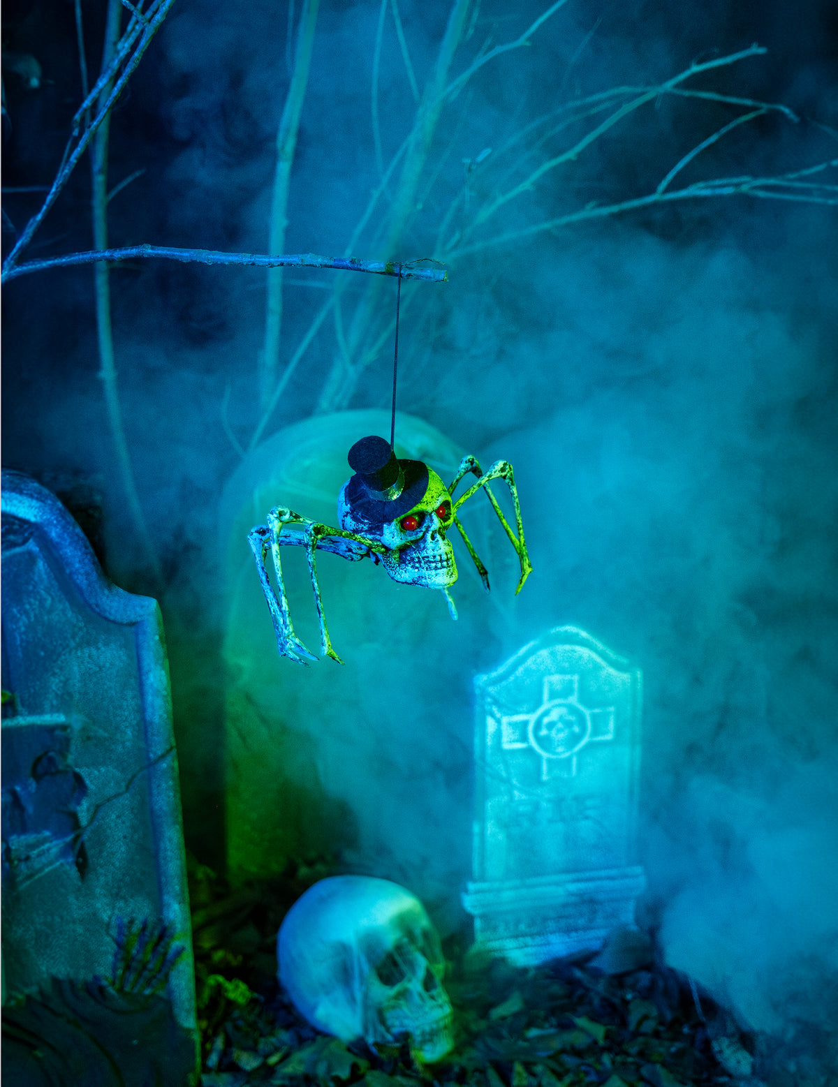Mise en scène dans un décor de cimetière brumeux de la décoration squelette araignée Halloween