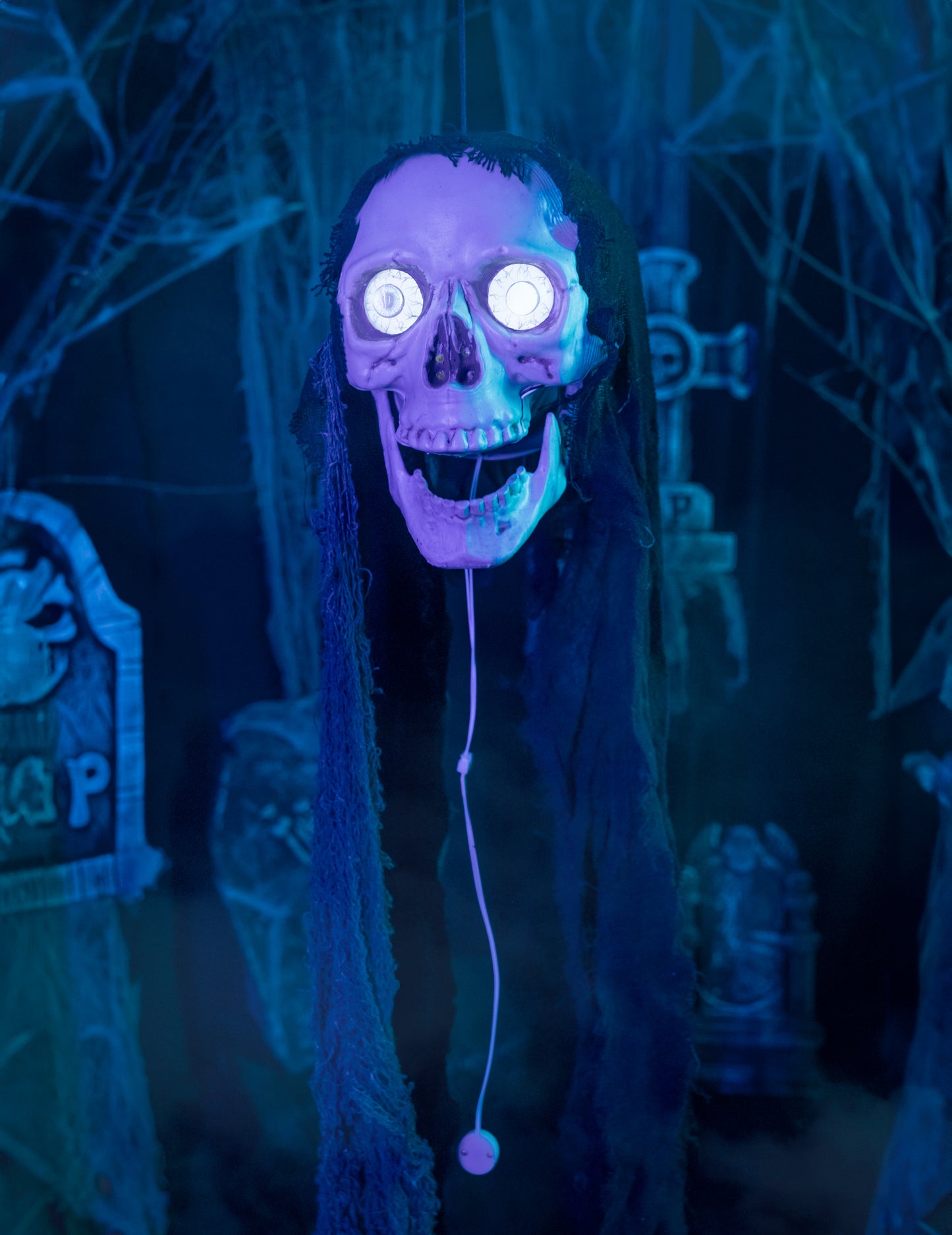 Detail na osvetlené oči animovanej dekorácie lebky na Halloween