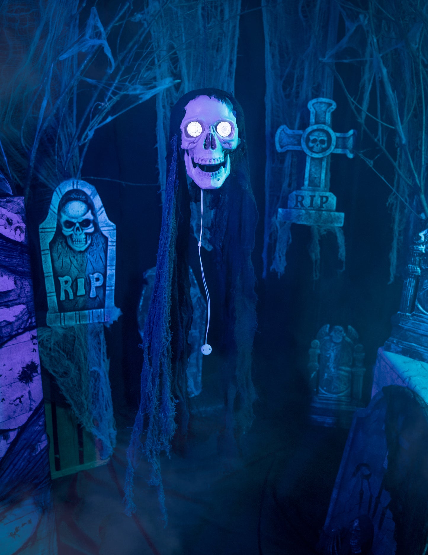 Nastavenie v dekorácii cintorína pre animovanú dekoráciu lebky na Halloween