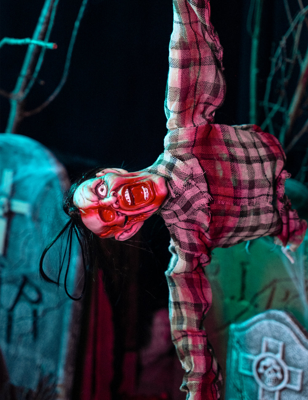 Gros plan sur le visage défiguré de la décoration torse de zombie pour Halloween