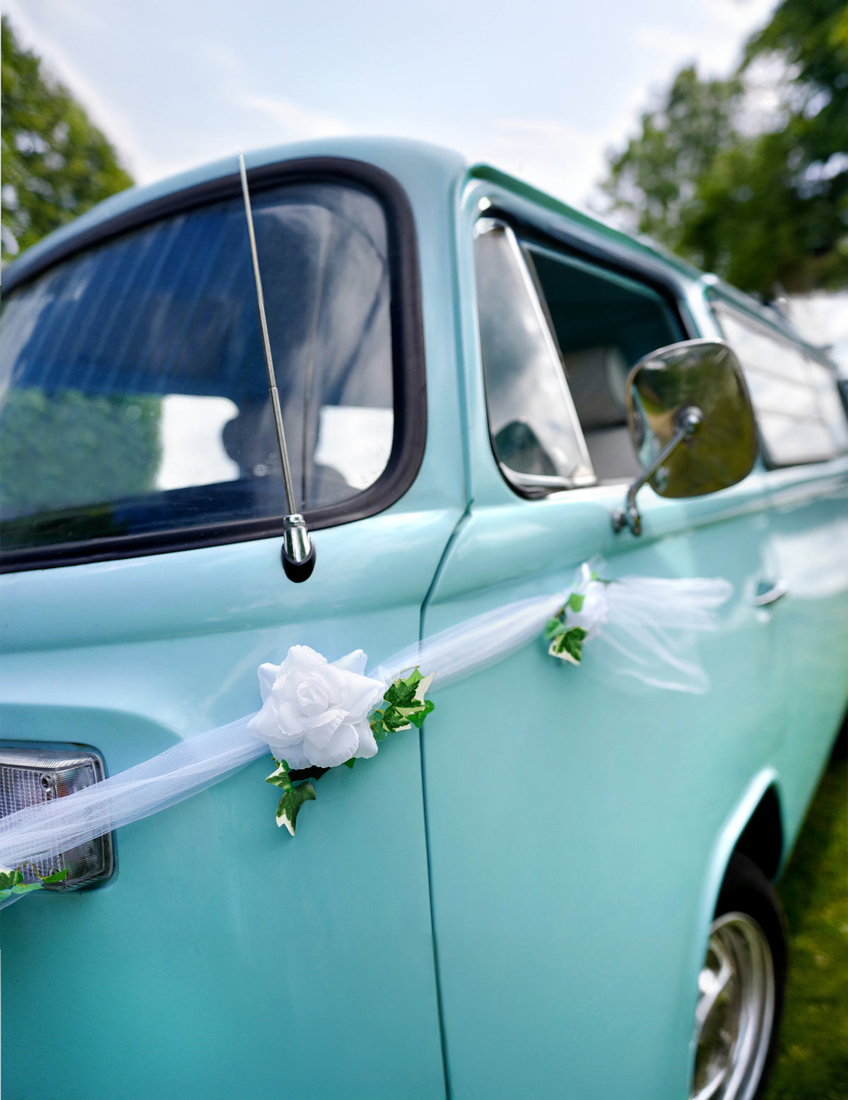 Détail des fleurs de la décoration roses blanches pour voiture en tulle blanc