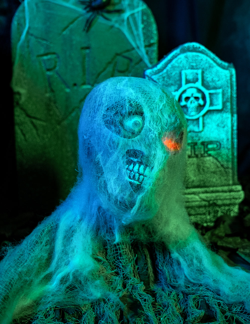 Gros plan sur le visage recouvert de toile d'araignée de la décoration zombie animé pour Halloween