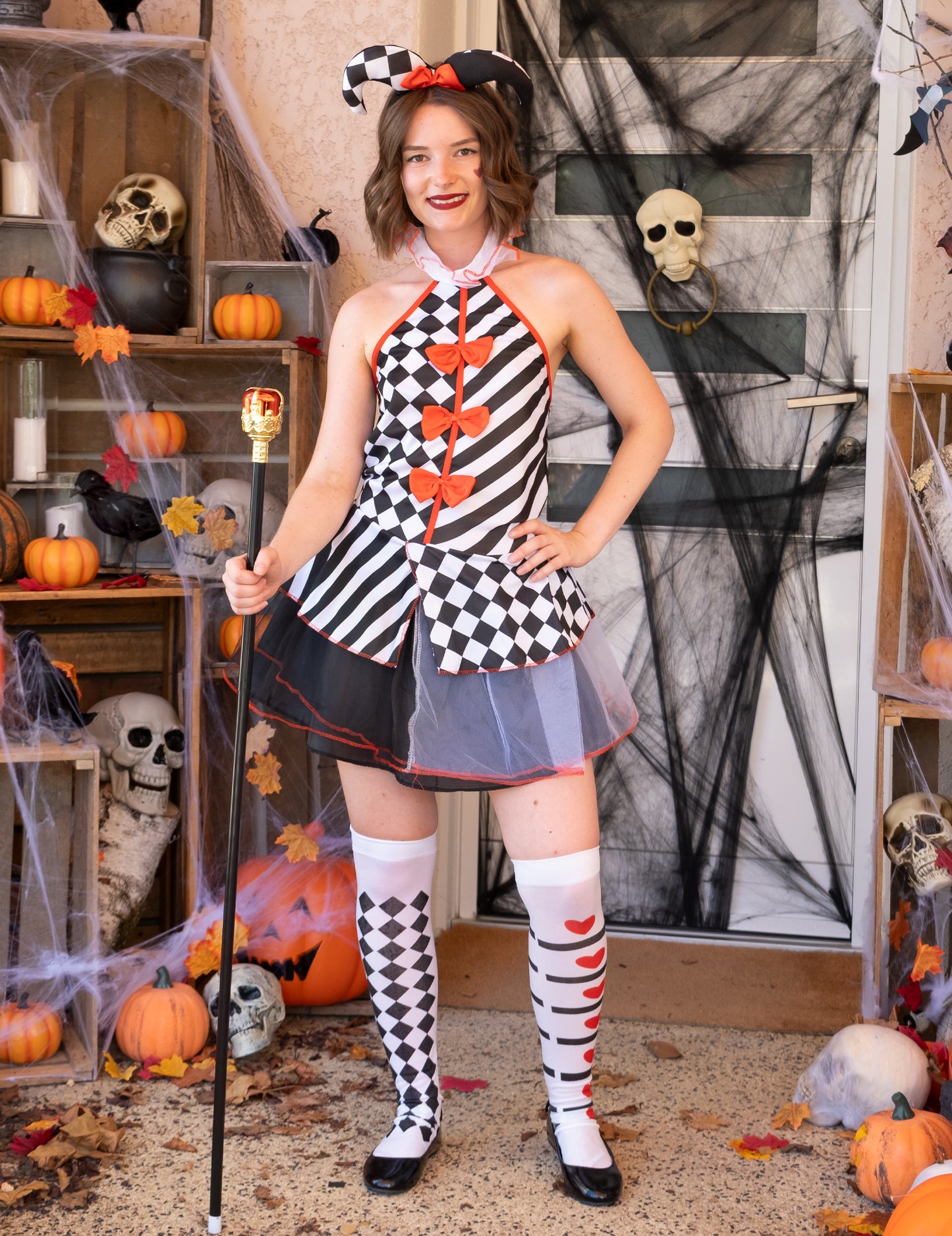 Mise en situation du déguisement arlequin damier pour fille