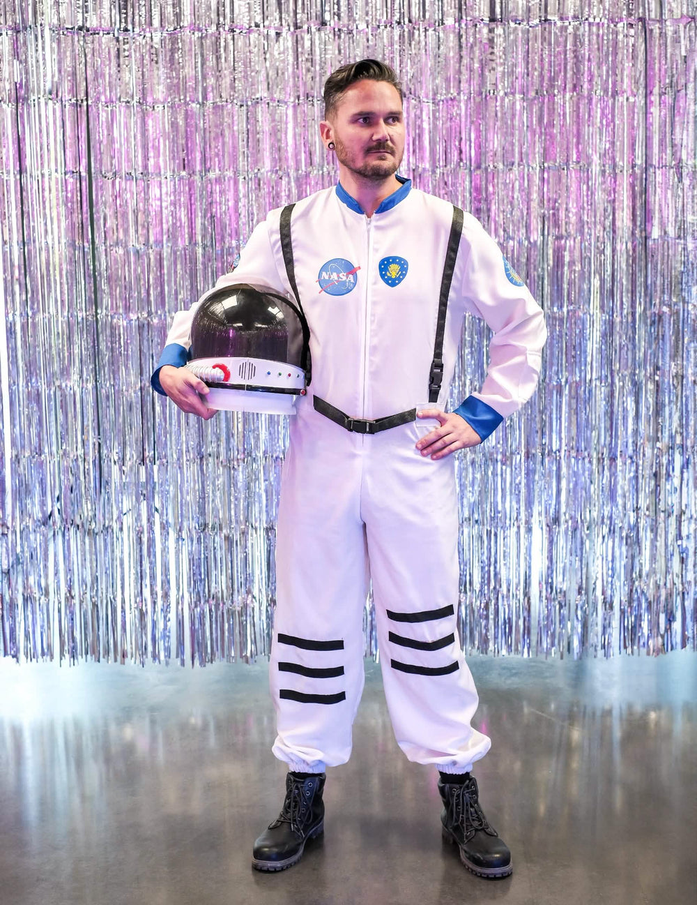 Čelný pohľad s helmou v ruke na kostým astronauti do vesmíru