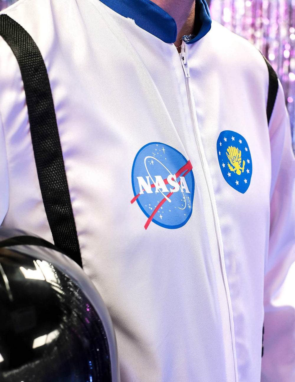 Pohľad zozadu na vesmírny kostým astronauti
