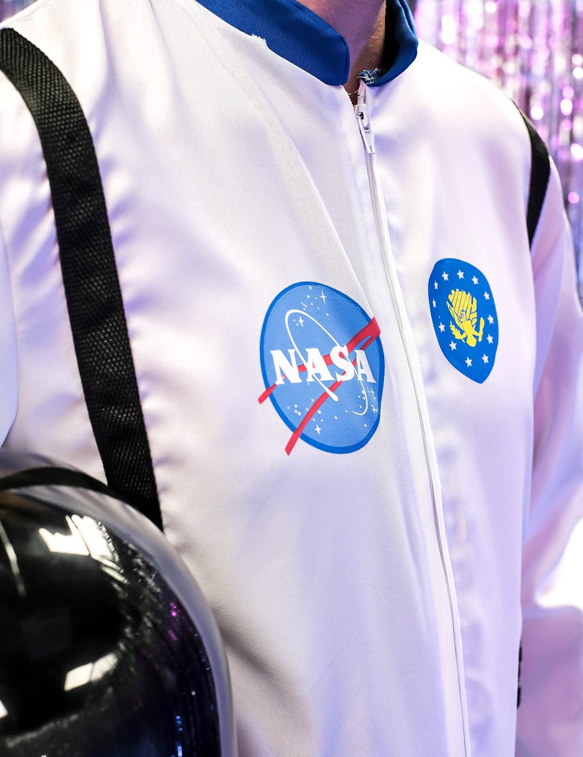 Pohľad zozadu na vesmírny kostým astronauti
