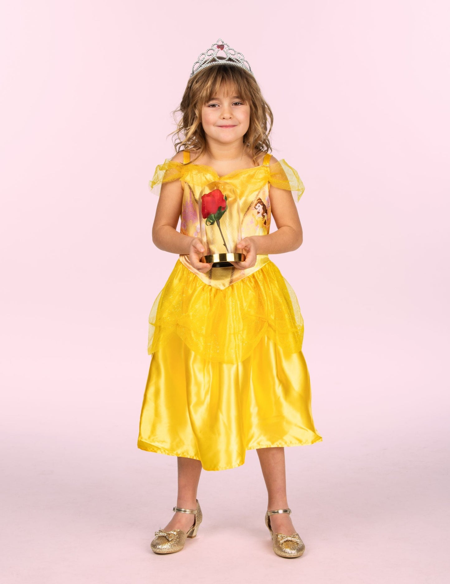 Mise en scène avec la rose et le diadème du déguisement basique Belle™