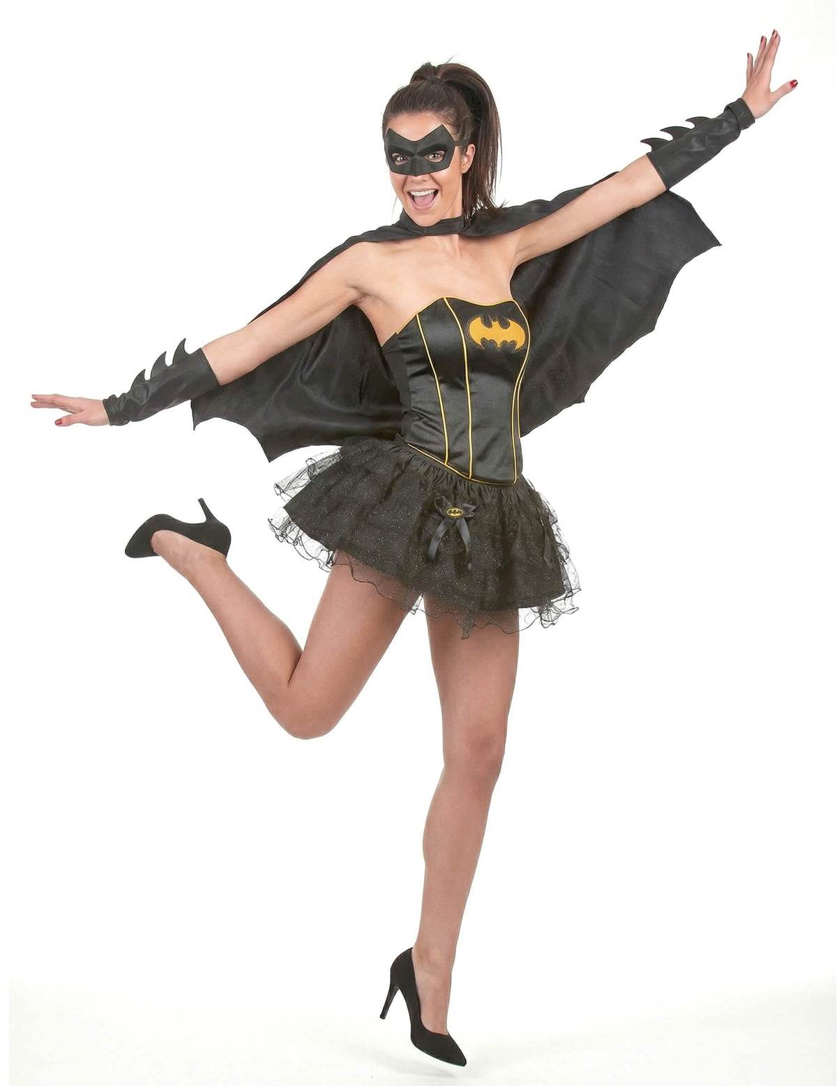 Póza s rozprestretým plášťom sexy kostýmu Batgirl™ pre ženu