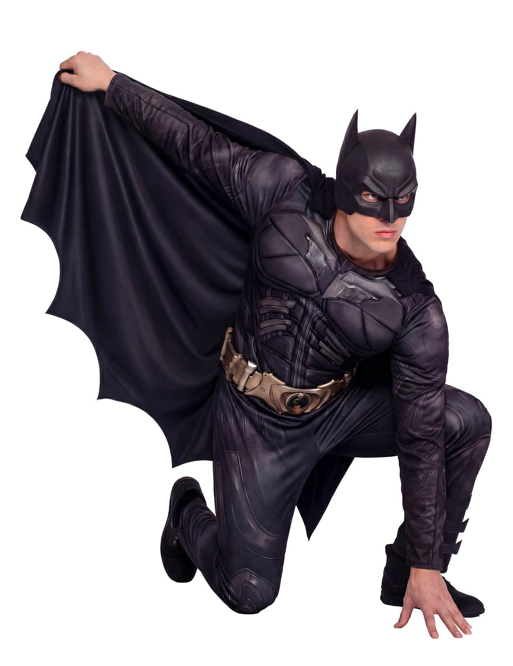 Čelný pohľad s rozprestretým plášťom luxusného kostýmu Batman™ Dark Knight Rises