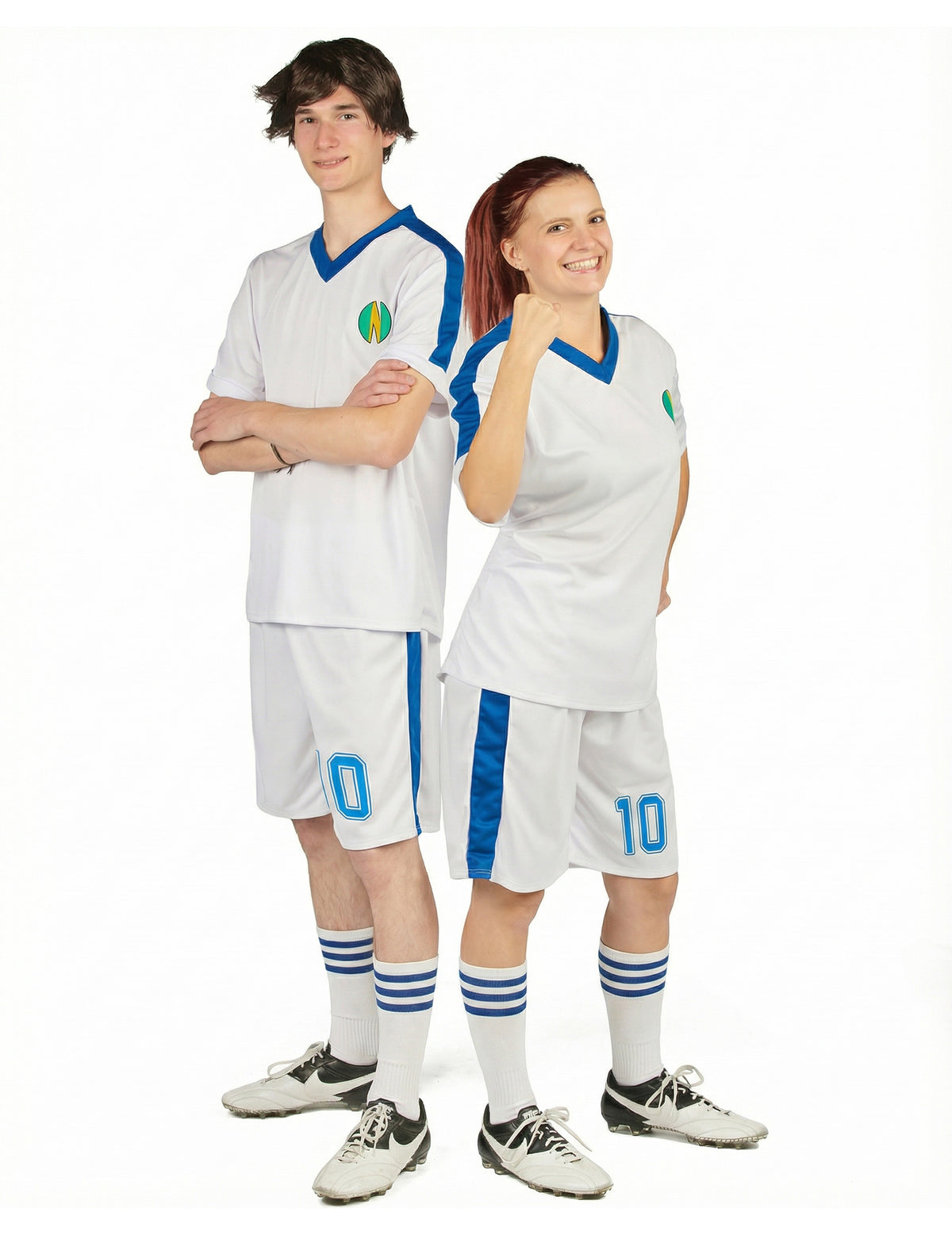 Vue en duo homme et femme du déguisement de capitaine de football pour homme