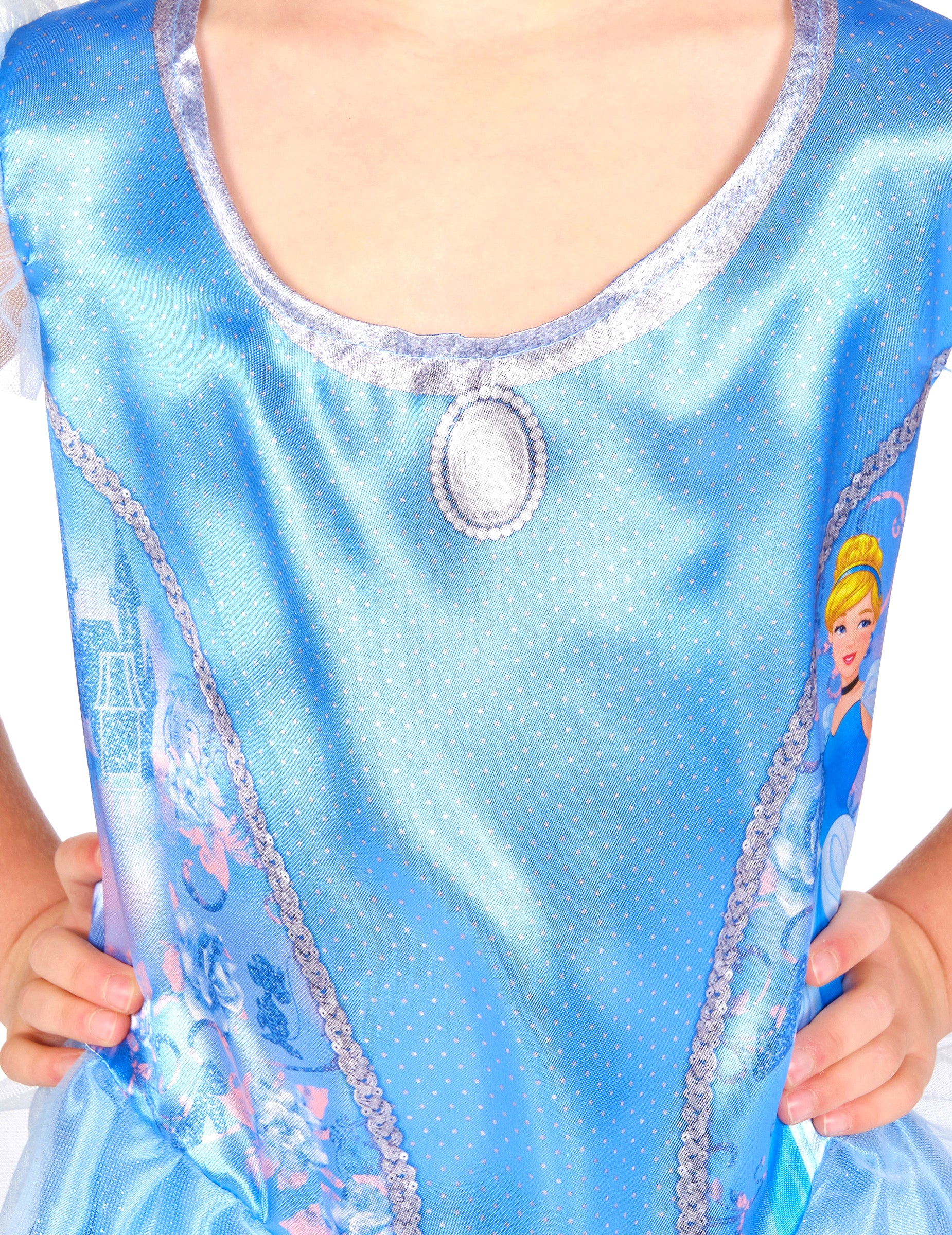 Détail de l'encolure et du médaillon du déguisement Cendrillon™ basique pour enfant