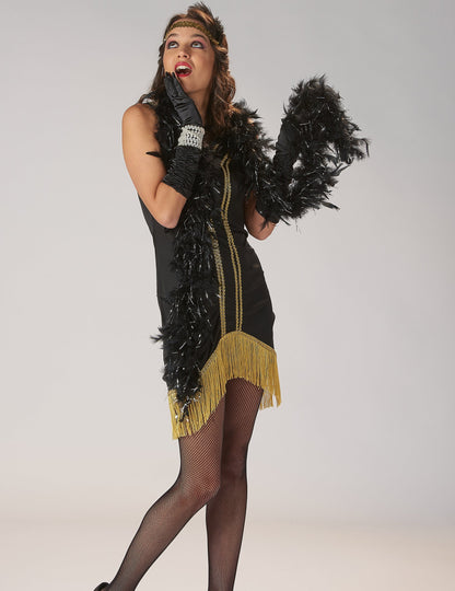 Mise en situation avec accessoires du déguisement Charleston pour femme noir et or à franges