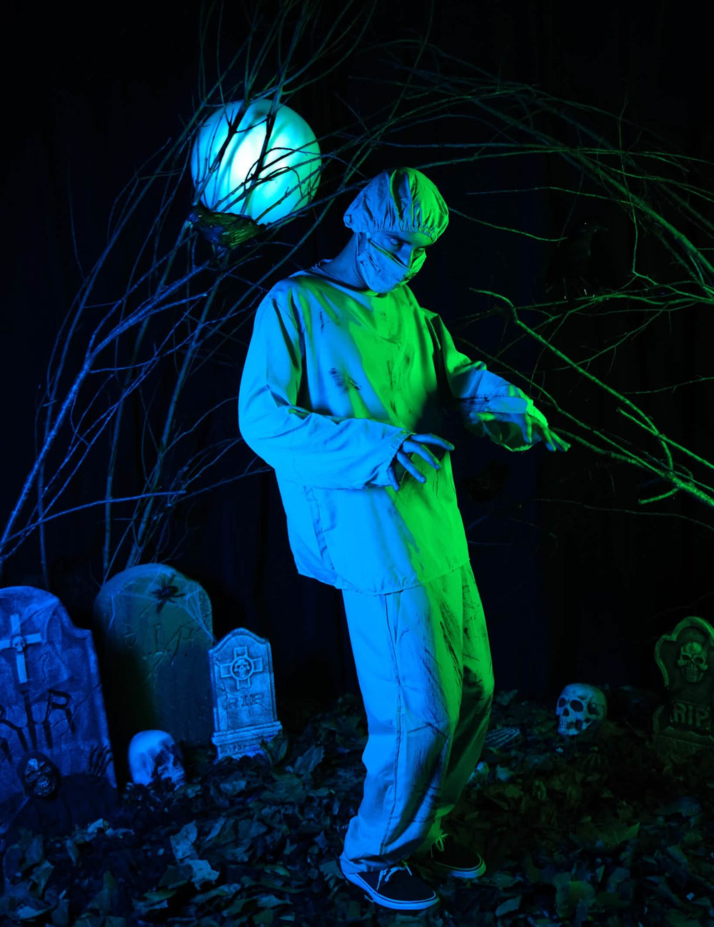 Bočný pohľad na kostým zombie chirurga