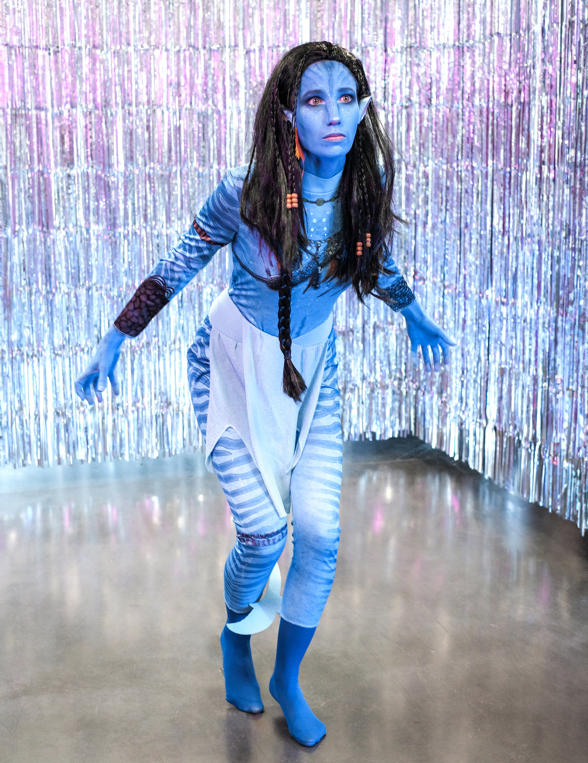 Vue de face en situation du déguisement classique Avatar Neytiri™ pour femme