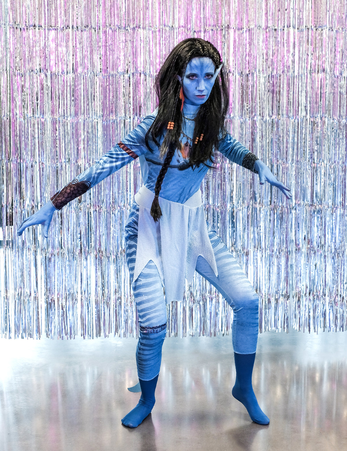 Pose dynamique en situation du déguisement classique Avatar Neytiri™ pour femme