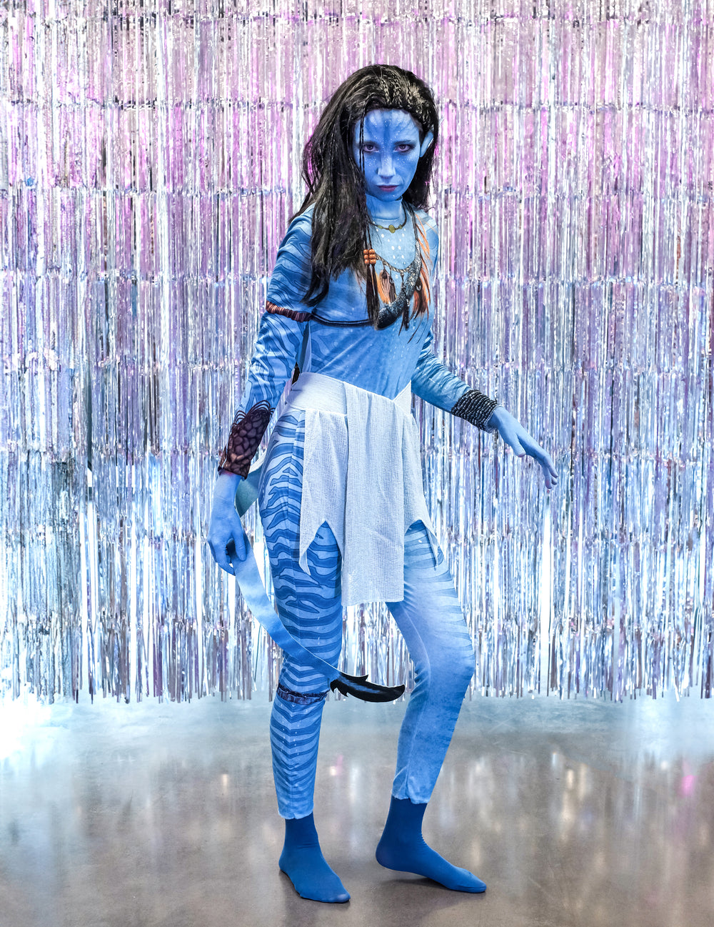 Vue de trois quarts montrant la queue du déguisement classique Avatar Neytiri™
