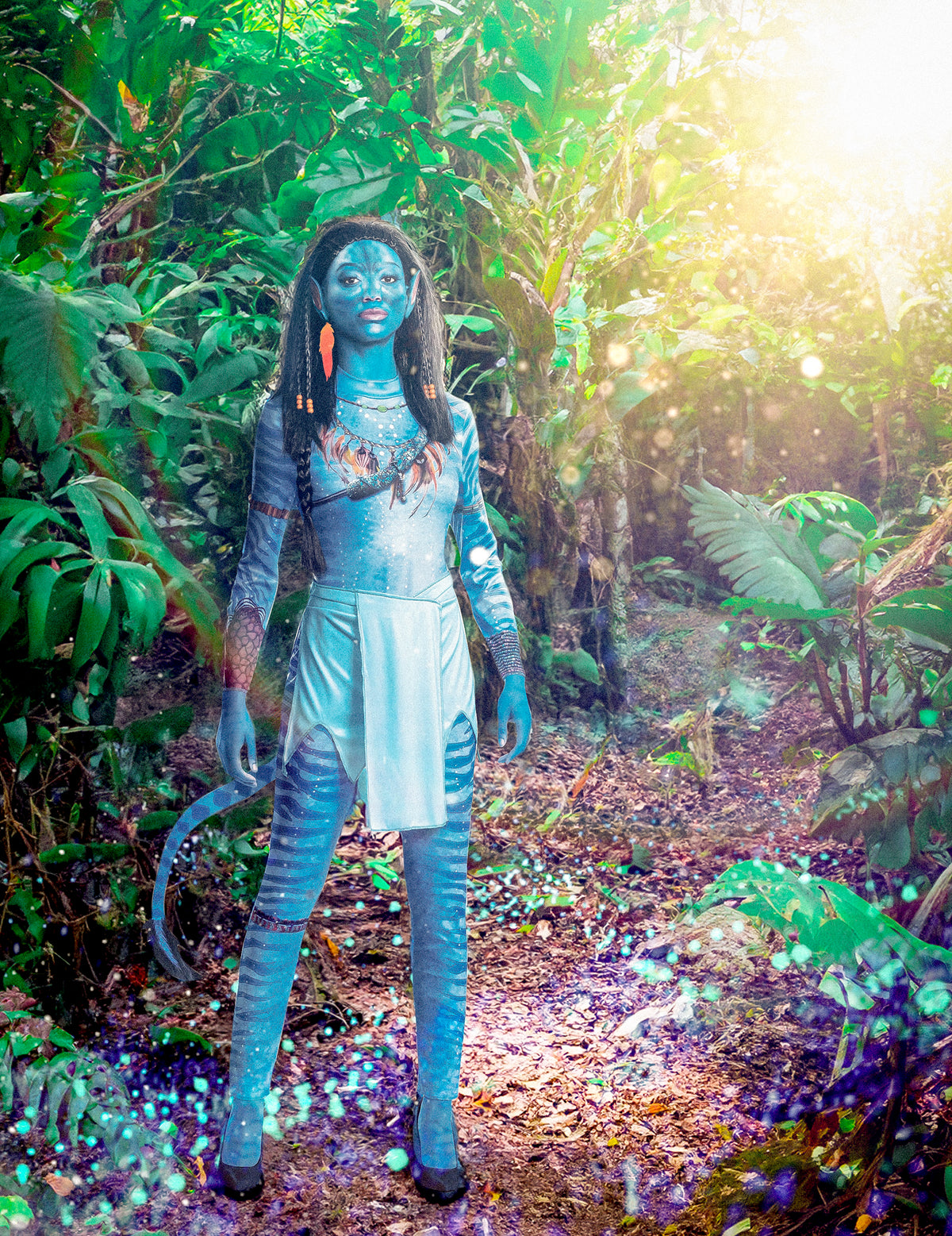 Mise en situation en décor de jungle du déguisement classique Avatar Neytiri™